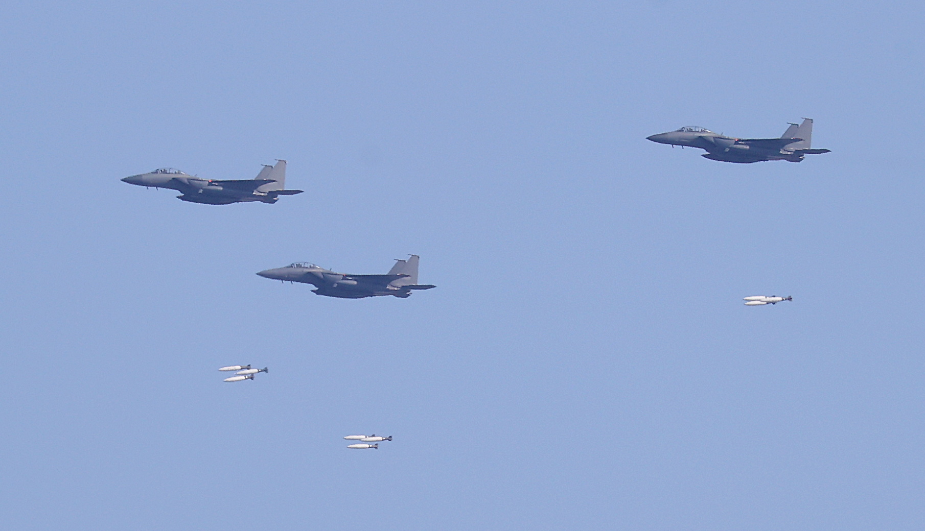 Un avión militar de Corea del Sur lanzó por error 8 bombas sobre una población