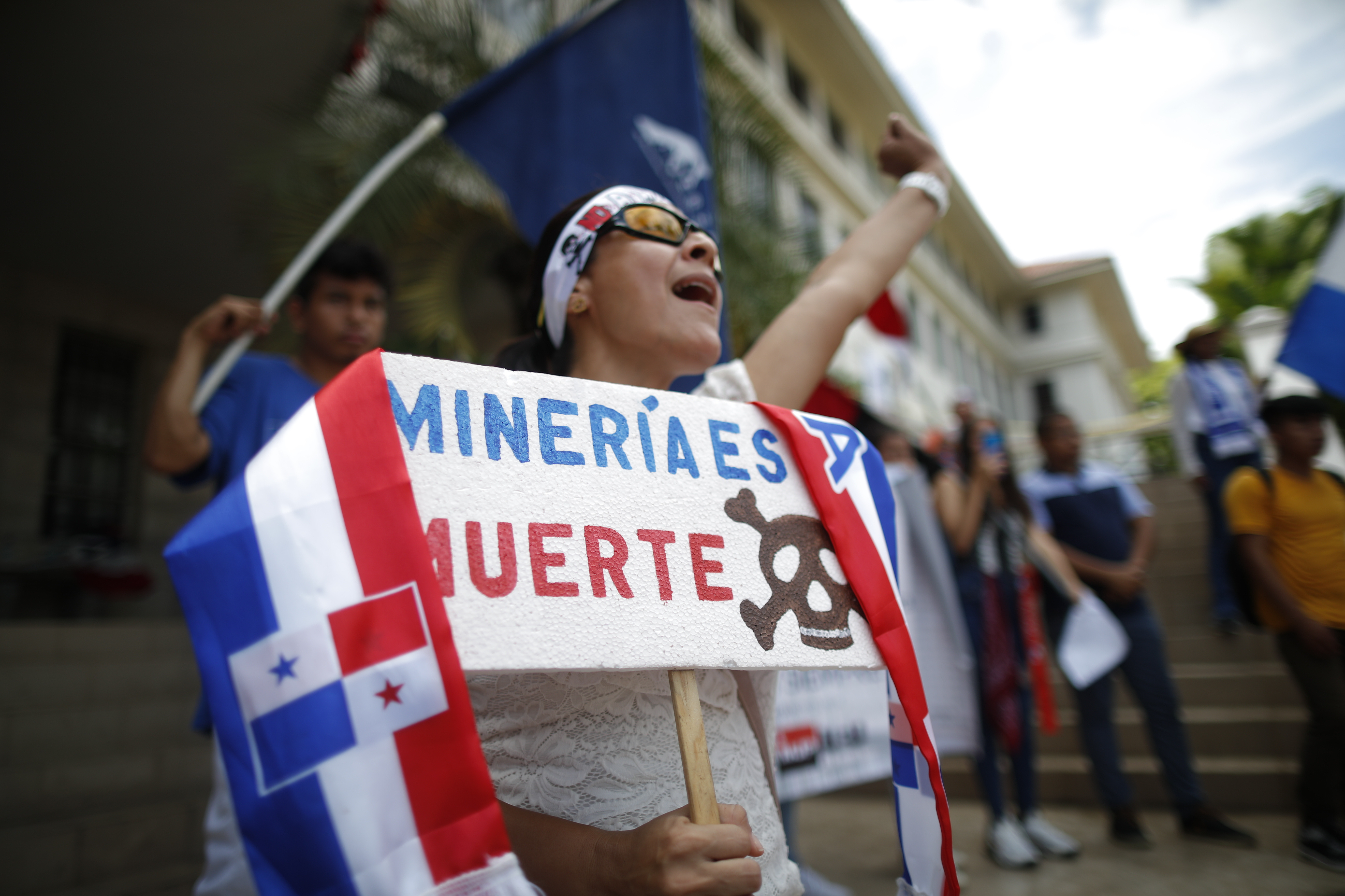 AME9574. CIUDAD DE PANAMÁ (PANAMÁ), 01/05/2024.- Fotografía de archivo fechada el 24 de noviembre de 2023 de manifestantes que protestan en contra del contrato entre el Estado y Minera Panamá, filial de la canadiense First Quantum Minerals (FQM), frente a la Corte Suprema, en Ciudad de Panamá (Panamá). El cierre de la mina de cobre de Minera Panamá, filial de la canadiense First Quantum Minerals (FQM), tras multitudinarias protestas, supuso un duro golpe a la economía panameña, pero la mayoría de los candidatos presidenciales para las elecciones del 5 de mayo mantienen la necesidad de su clausura, tanto para respetar la decisión del Supremo como la del "pueblo". EFE/ Bienvenido Velasco ARCHIVO