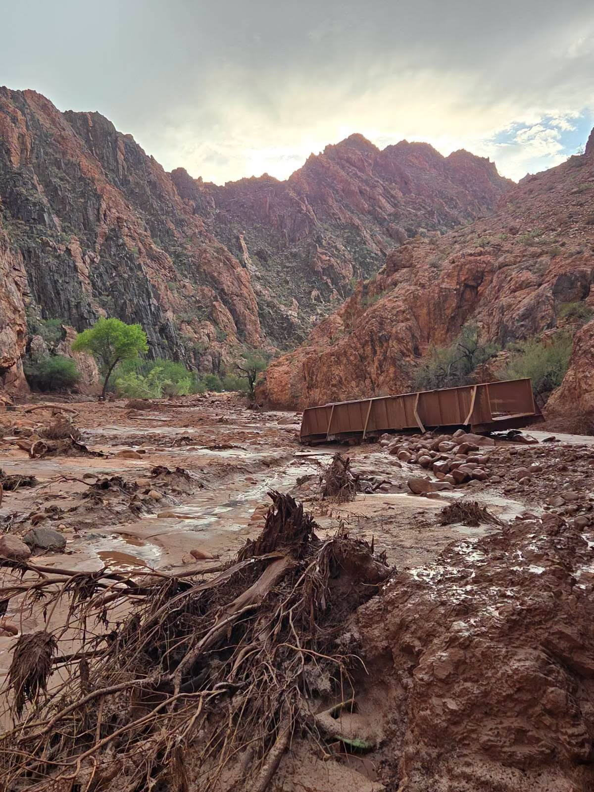PARQUE NACIONAL DEL GRAN CAÑÓN, 31/08/2026.- Fotografía publicada por Grand Canyon National Park en su cuenta oficial de Facebook que muestra los daños tras las inundaciones repentinas en el Parque Nacional del Gran Cañón con 15 desaparecidos y decenas de evacuados. EFE/ Grand Canyon National Park **SOLO USO EDITORIAL/SOLO DISPONIBLE PARA ILUSTRAR LA NOTICIA QUE ACOMPAÑA (CRÉDITO OBLIGATORIO)***