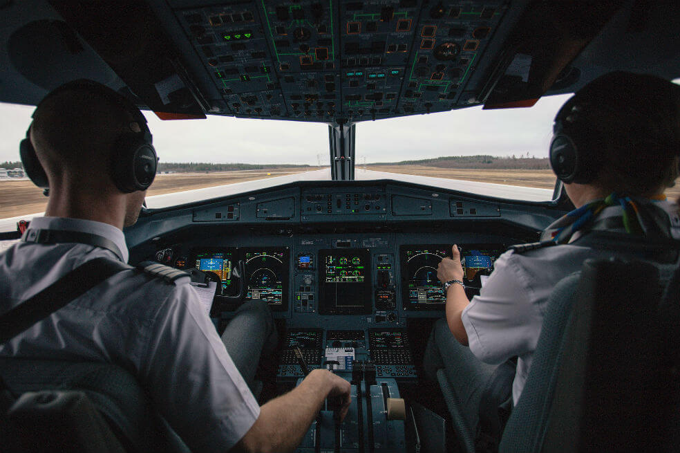 Piloto colombo-japonés condenado por pagar para conseguir su licencia