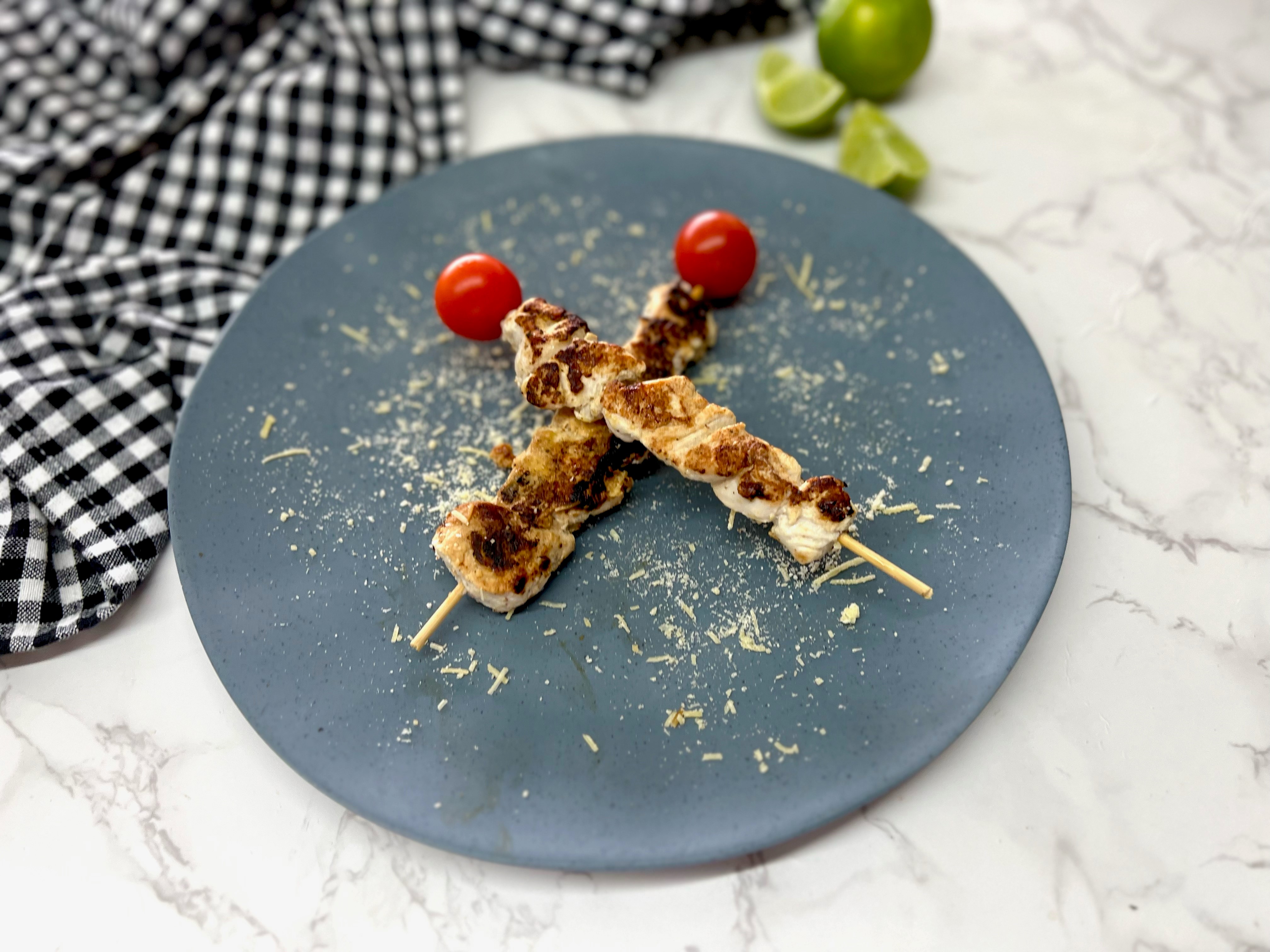 Brochetas de pollo con limón y parmesano, un almuerzo delicioso para este domingo