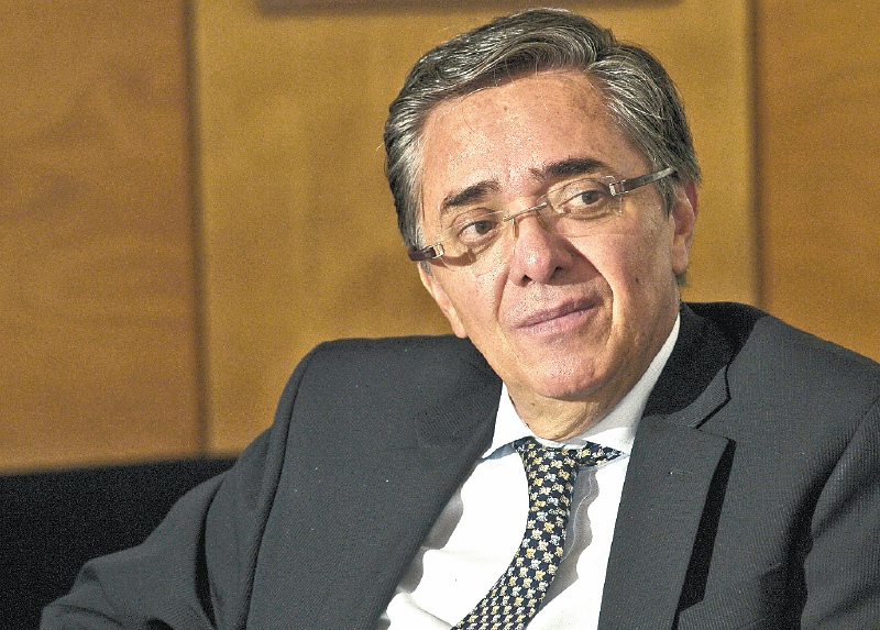 Más enroque que revolcón ministerial