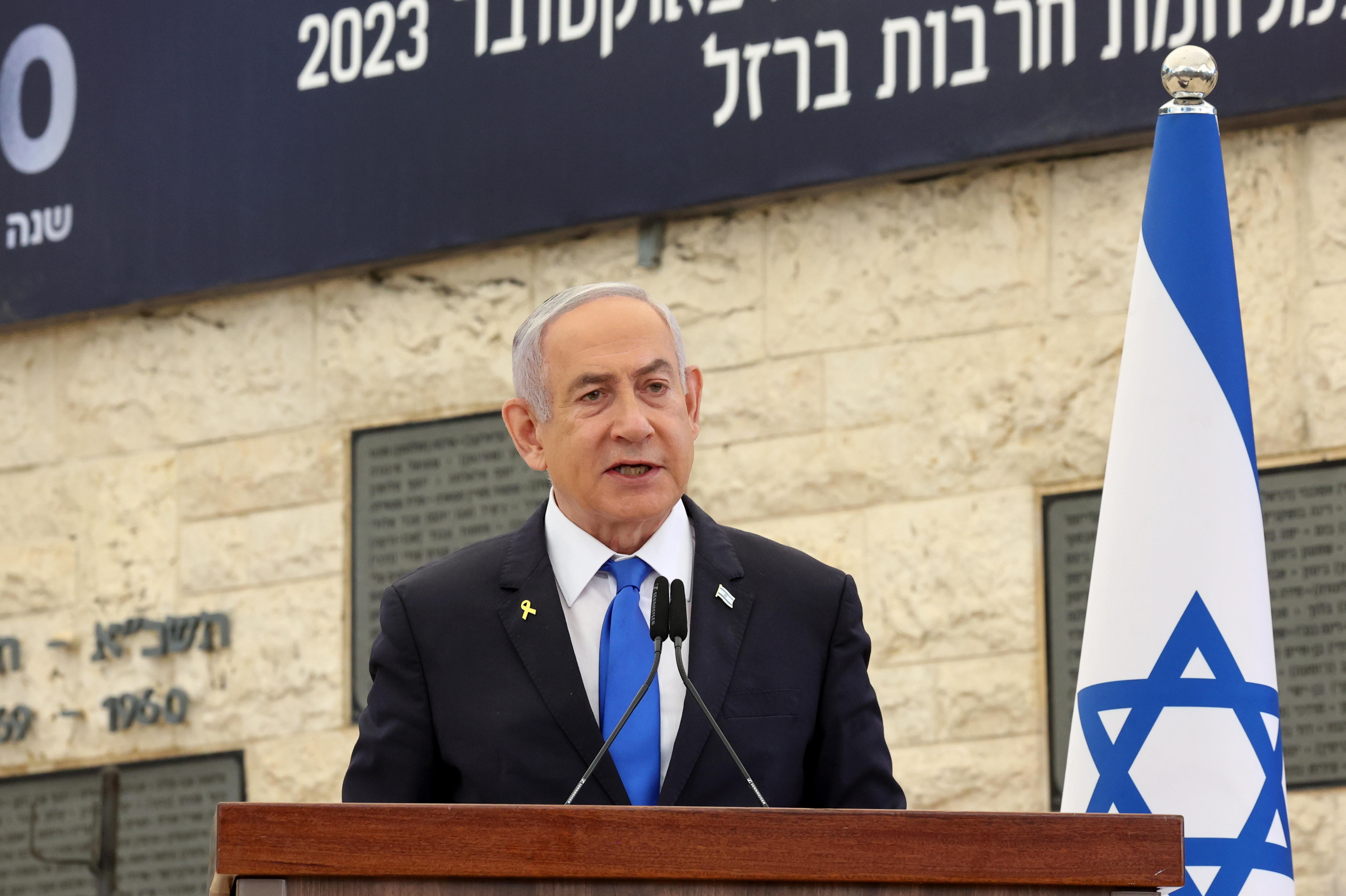 Jerusalem (-), 27/10/2024.- Israeli Prime Minister Benjamin Netanyahu speaks during a memorial ceremony marking the Hebrew calendar's one-year anniversary of the Hamas attack that sparked the ongoing war in Gaza, at the Mount Herzl military cemetery in Jerusalem, 27 October 2024. More than 42,900 Palestinians and over 1,400 Israelis have been killed, according to the Palestinian Health Ministry and the Israel Defense Forces (IDF), since Hamas militants launched an attack against Israel from the Gaza Strip on 07 October 2023, and the Israeli operations in Gaza and the West Bank which followed it. (Jerusalén) EFE/EPA/GIL COHEN-MAGEN / POOL