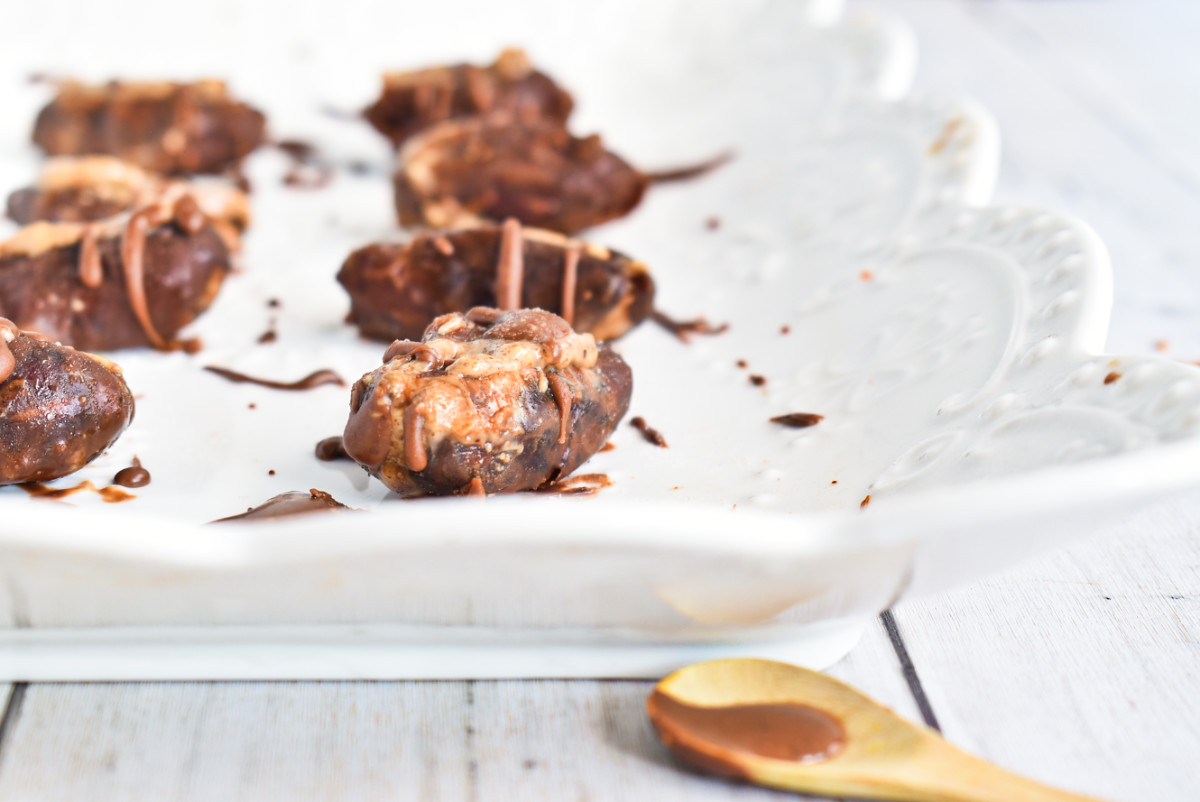 Dátiles rellenos con mantequilla de almendras y chocolate