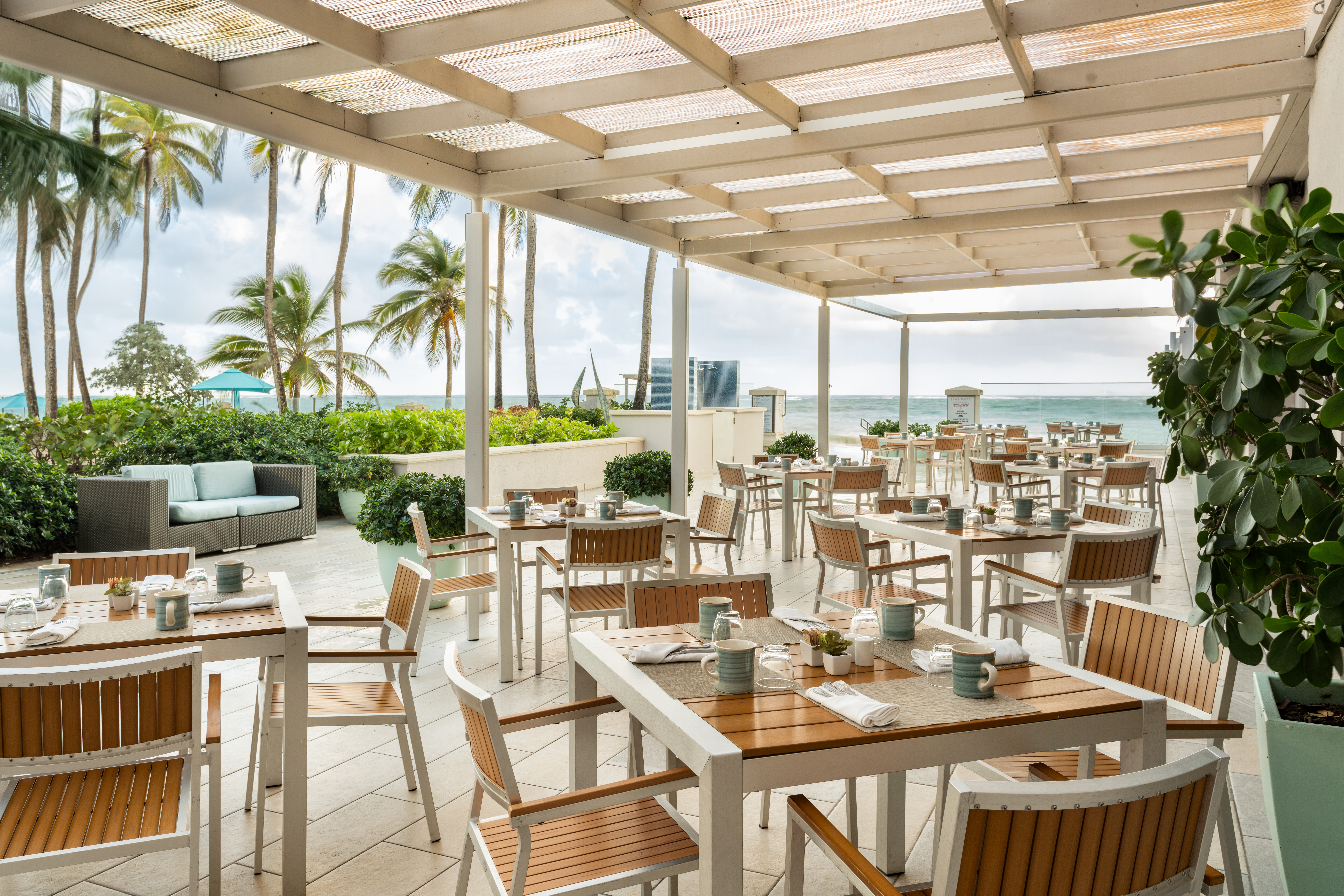 Gingambo es uno de los restaurantes del hotel. Allí podrá saborear platos a la carta preparados para el desayuno, el almuerzo y la cena, mientras disfruta de una vista pintoresca al mar desde el interior y el exterior del lugar.