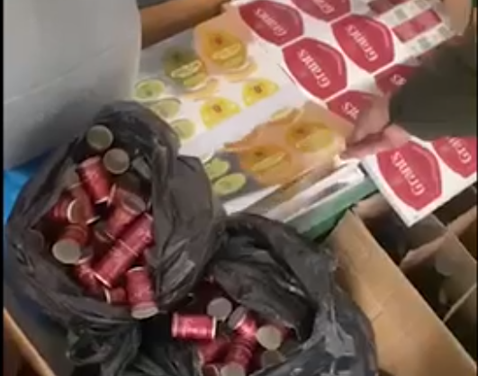 Etiquetas incautadas durante el allanamiento.