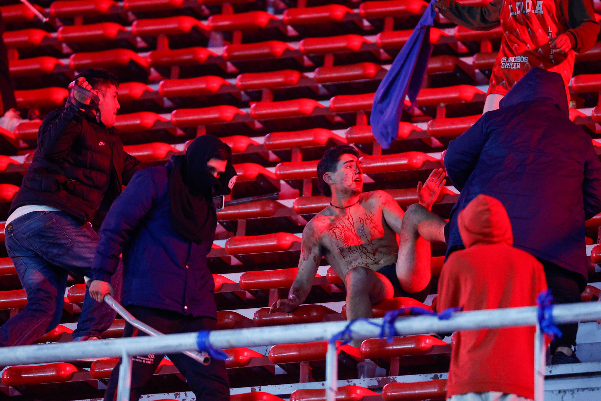 AMDEP1467. AVELLANEDA (ARGENTINA), 20/08/2025.- Hinchas se enfrentan en una tribuna este miércoles, en un partido de los octavos de final de la Copa Sudamericana entre Independiente y Universidad de Chile en el estadio Libertadores de América en Avellaneda (Argentina). EFE/ Juan Ignacio Roncoroni
