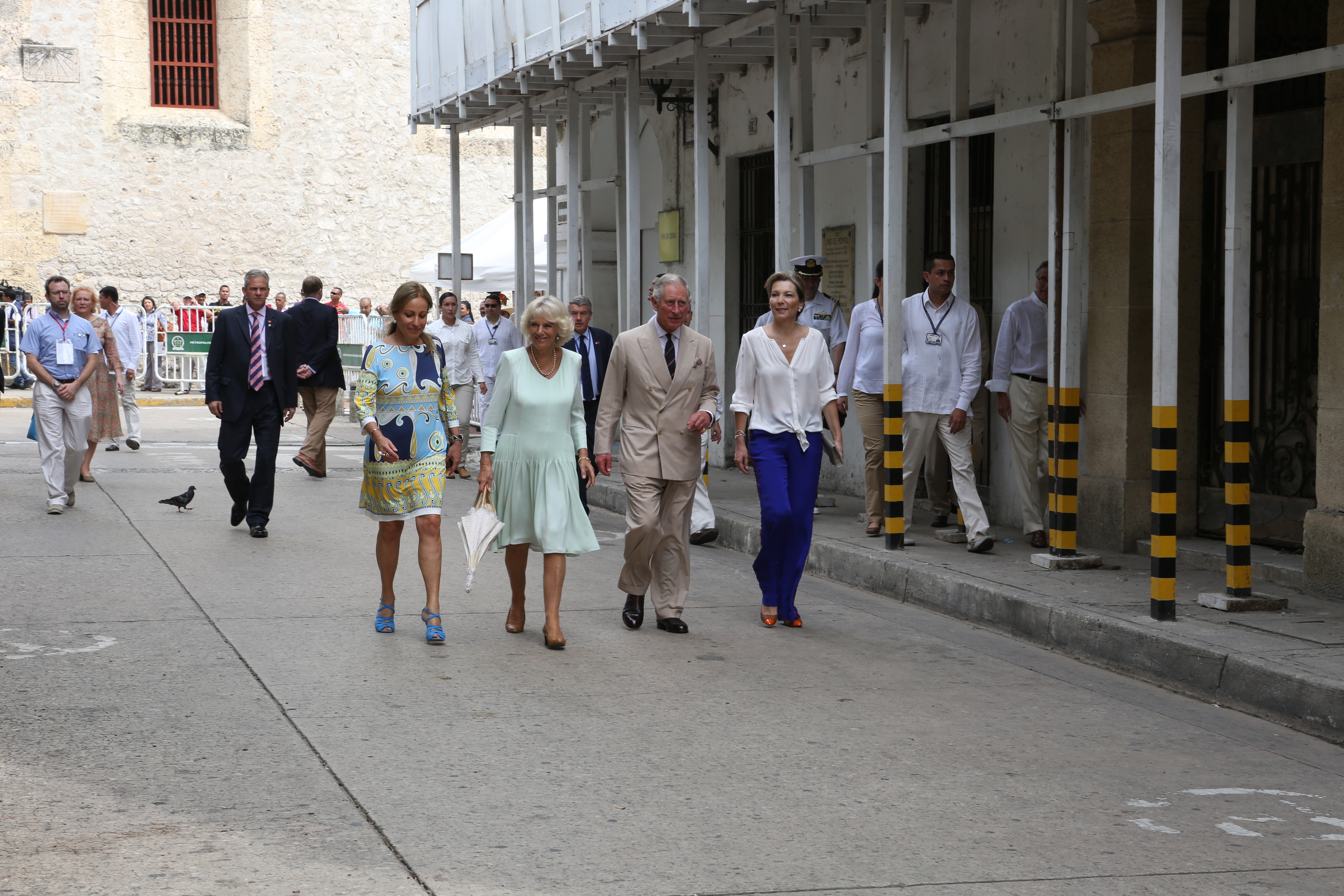 Cuando aún era príncipe de Gales, Carlos vino a Colombia en compañía de su esposa, Camila, entonces duquesa de Cornualles, para reforzar las relaciones con Reino Unido. Fu recibido por el presidente Juan Manuel Santos y visitó proyectos de agricultura sostenible en varias partes del país.