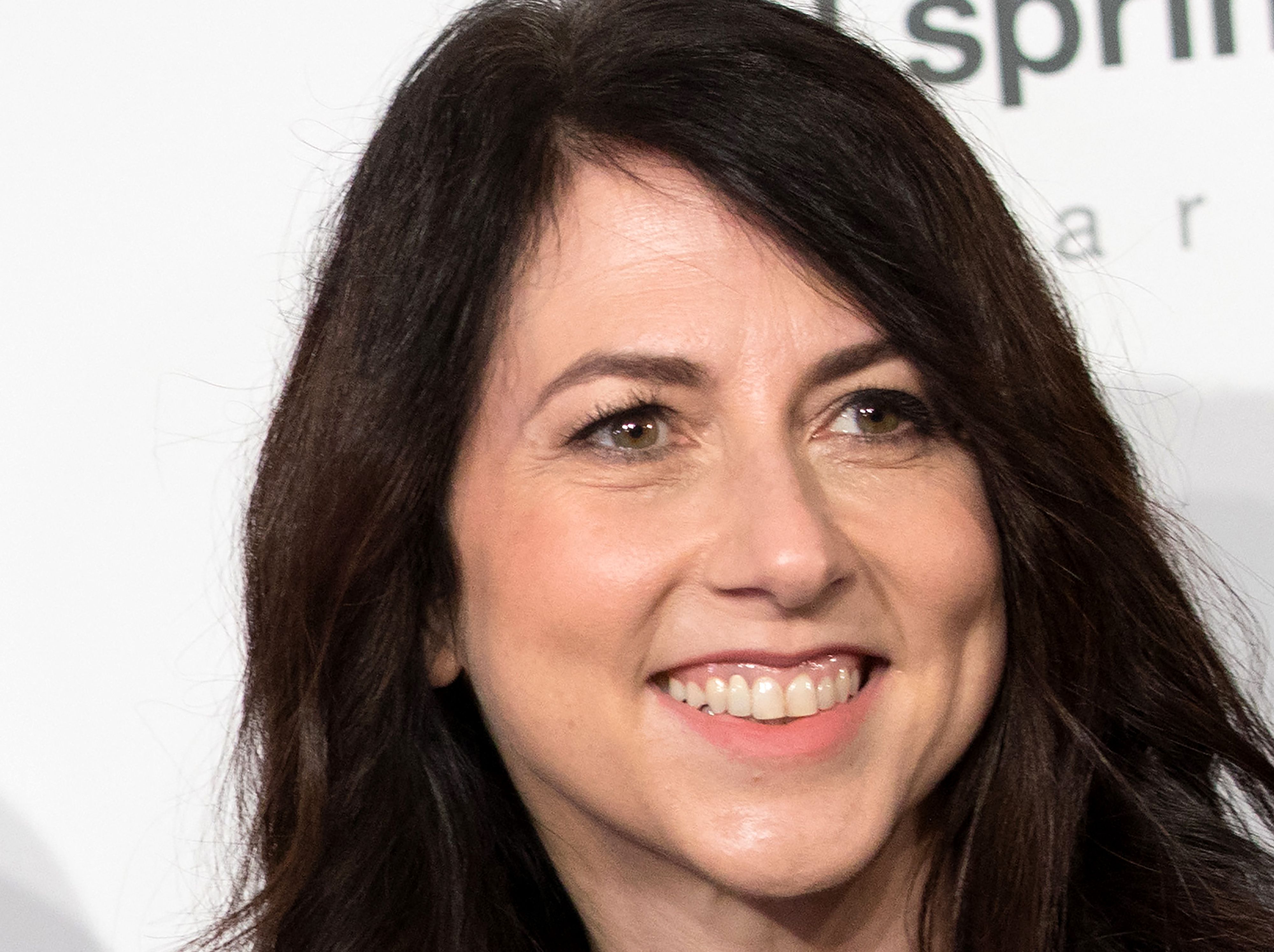 La escritora MacKenzie Scott, exesposa de Jeff Bezos, dona US$2.700 millones a 286 causas