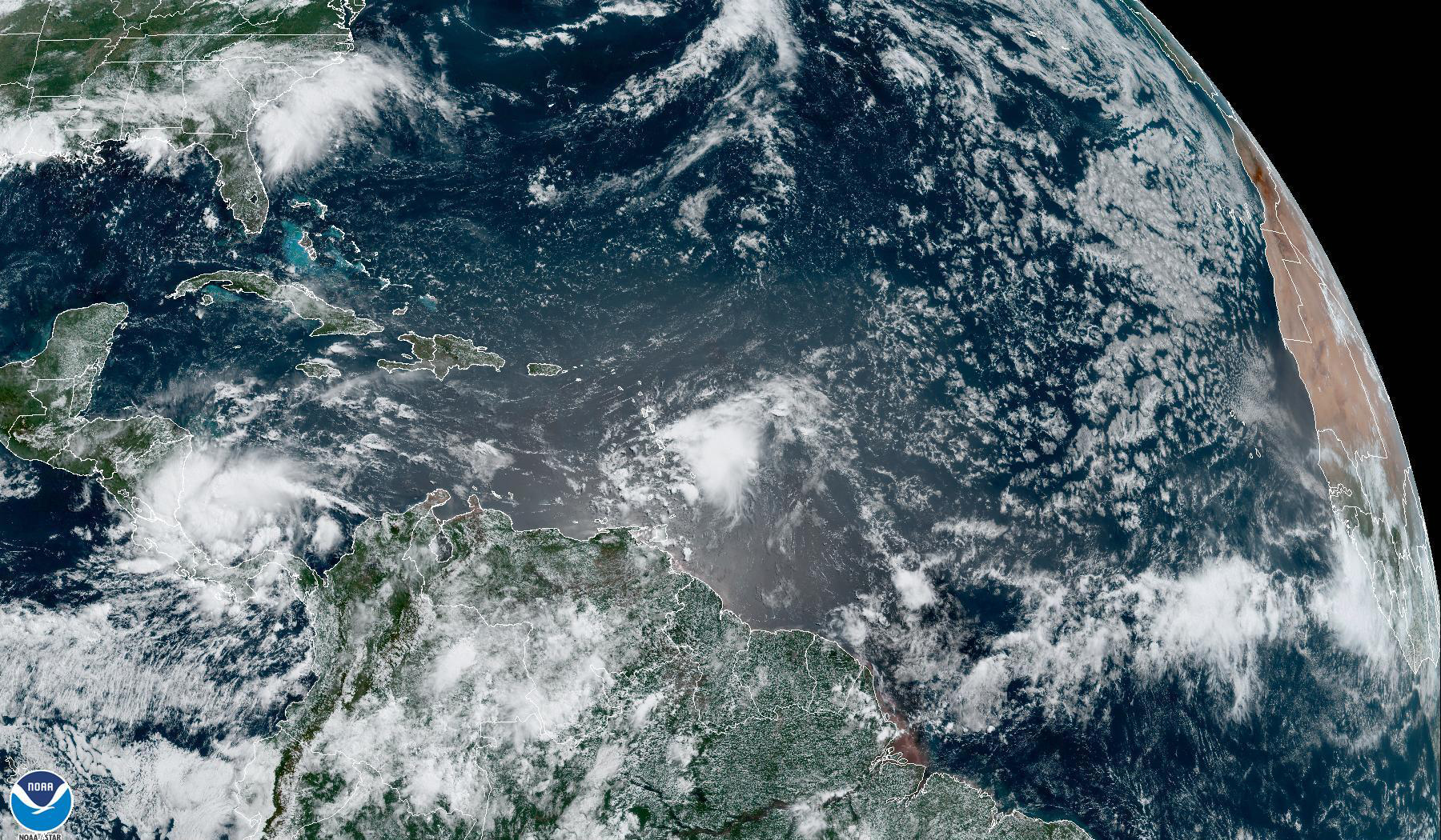 USA8911. MIAMI (ESTADOS UNIDOS), 01/07/2022.- Fotografía satelital cedida este viernes por la Administración Nacional de Océanos y Atmósfera (NOAA) de Estados Unidos a través del Centro Nacional de Huracanes (NHC) donde se aprecia la tormenta tropical "Dos" durante su paso por el Caribe hacia Centroamérica. El potencial ciclón "Dos" se transformó este viernes en "Bonnie", la segunda tormenta tropical de este año en el Atlántico, que se acerca a Nicaragua y Costa Rica con vientos máximos sostenidos de 40 millas por hora (65 km/h), informó el Centro Nacional de Huracanes (NHC) de EE.UU.  EFE/ NOAA-NHC/ SÓLO USO EDITORIAL/SÓLO DISPONIBLE PARA ILUSTRAR LA NOTICIA QUE ACOMPAÑA (CRÉDITO OBLIGATORIO)