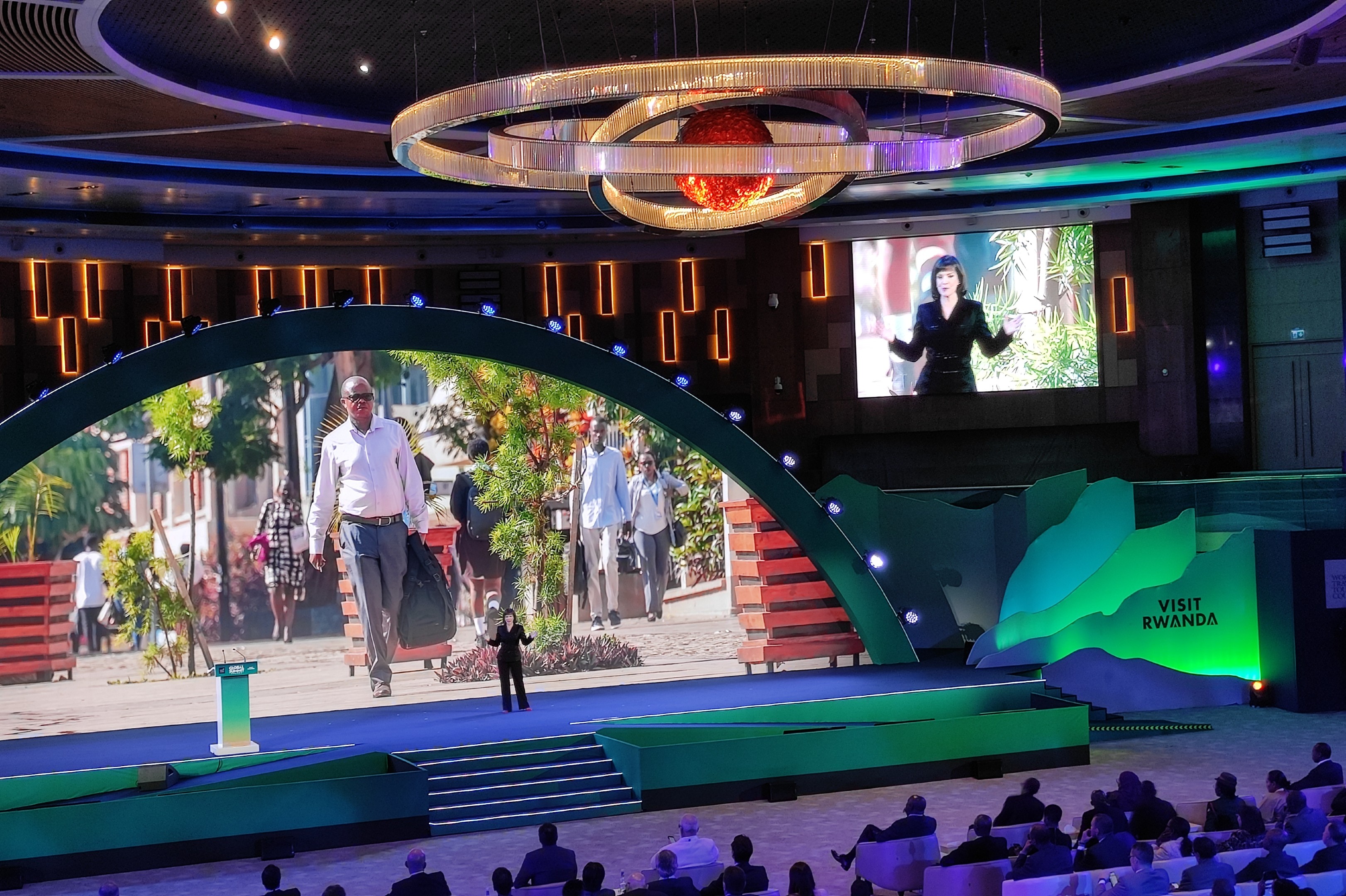 Julia Simpson, presidenta del WTTC, durante la inauguración de la Cumbre Mundial del Turismo Ruanda 2023.