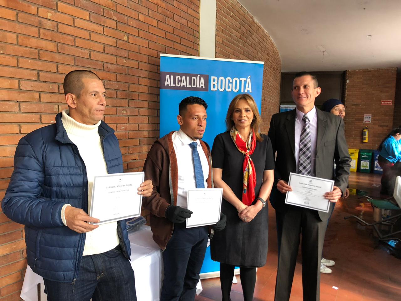 Más de mil ex y habitantes de calle se graduaron en cursos de formación en Bogotá