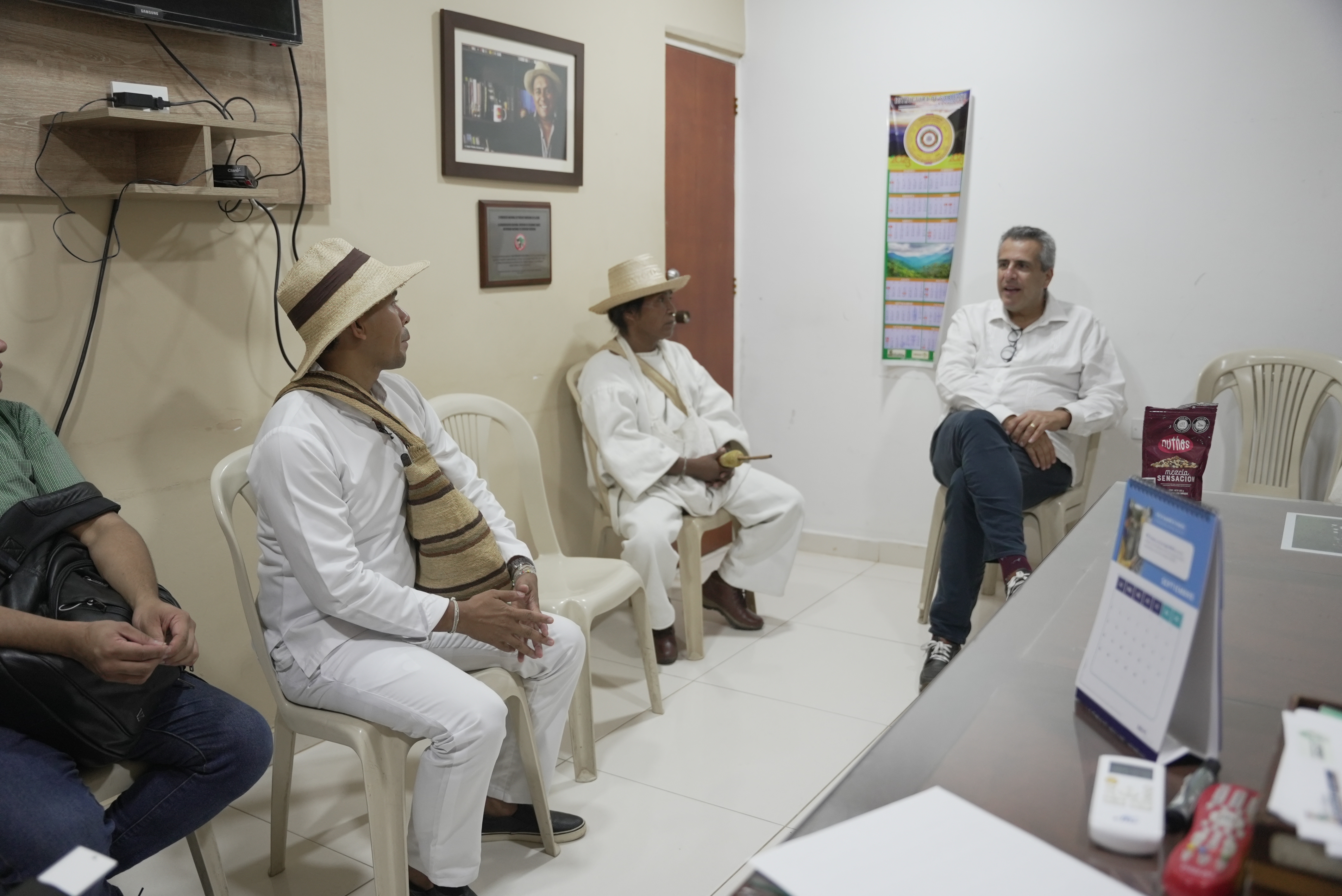 Reunión de los líderes indígenas con el ministro del Interior, Luis Fernando Velasco.