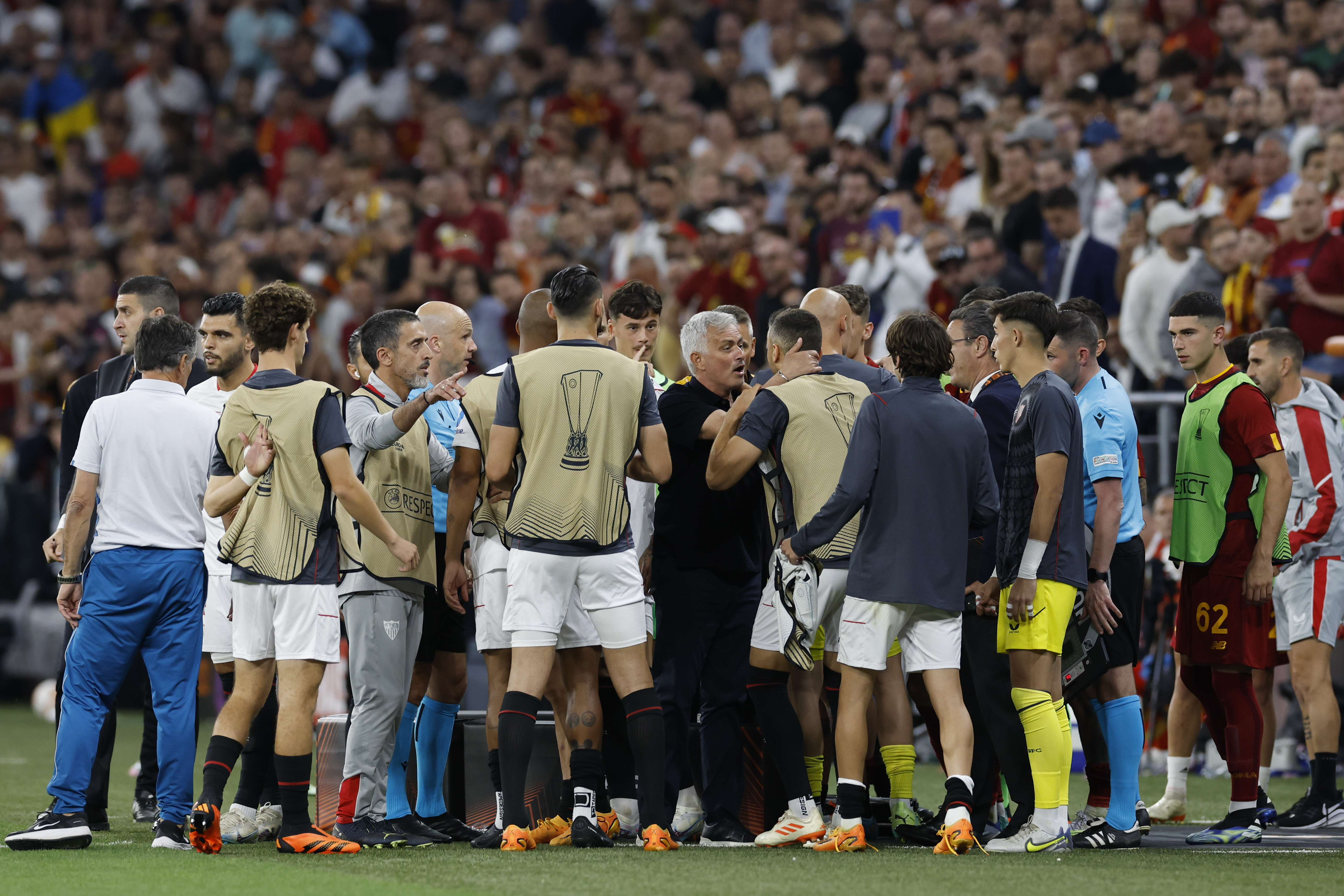 BUDAPEST (HUNGRÍA), 31/05/2023.- El técnico portugués de la Roma, José Mourinho, discute con jugadores del Sevilla durante la final de la Europa League que disputan este miércoles en el Puskas Arena de Budapest (Hungría). EFE/ Julio Muñoz.