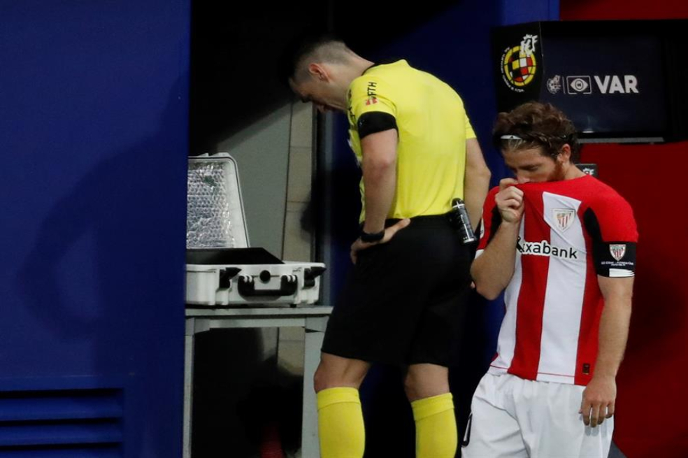 El VAR en el ojo del huracán en la fase final del fútbol español