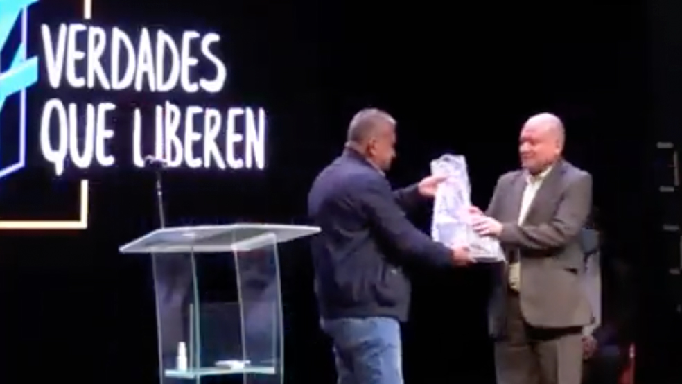 Armando Acuña entregó los libros de su cautiverio a miembros de exFarc