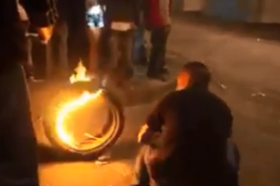 Con voladores y llantas quemadas, personas atacan a policías en el centro de Bogotá