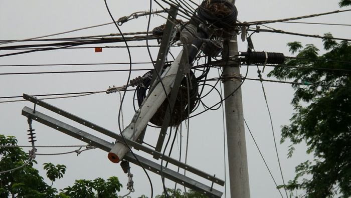 Así quedaron varias redes eléctricas de estas poblaciones tras el fuerte vendaval.