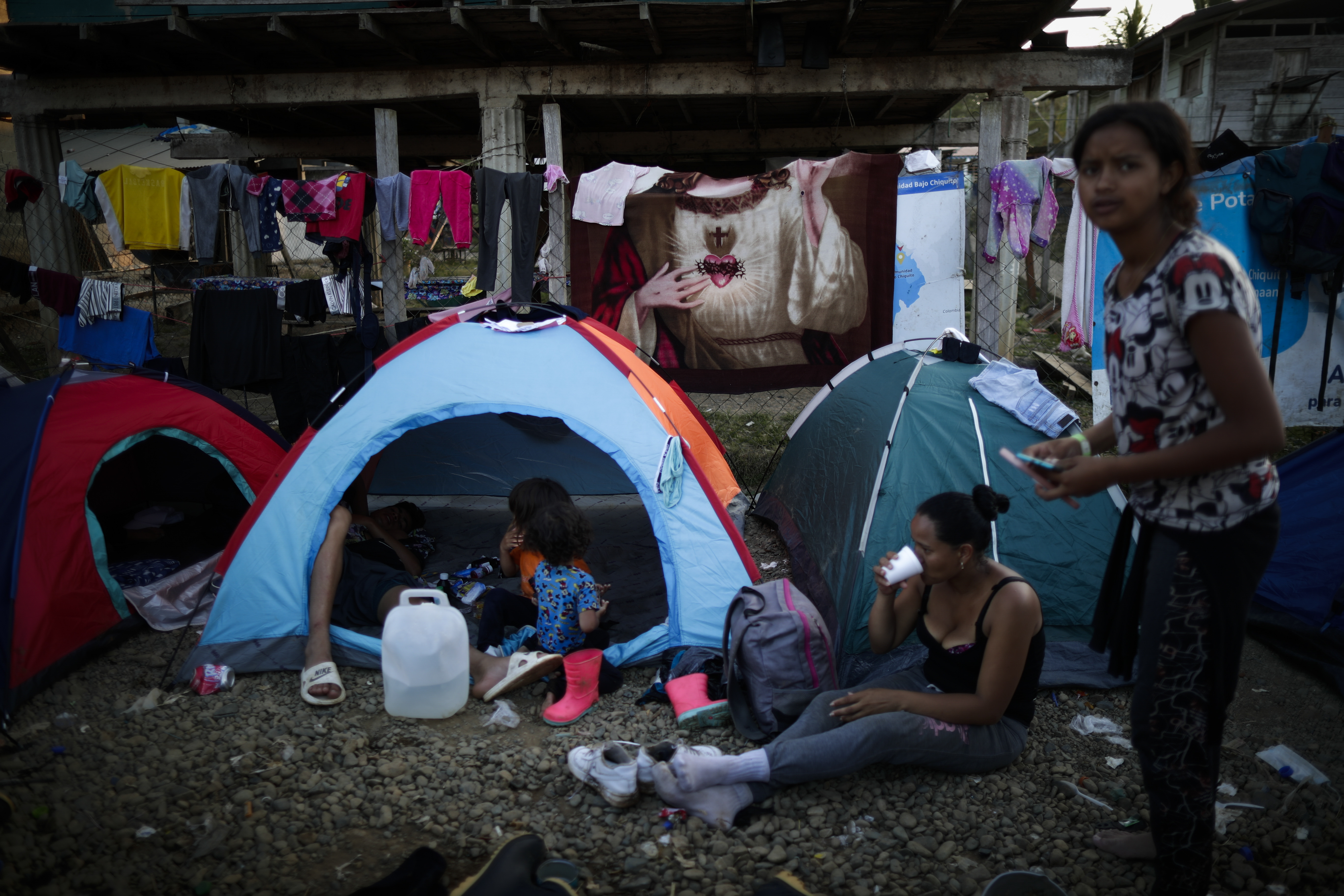 -FOTOGALERÍA- AME4250. BAJO CHIQUITO (PANAMÁ), 21/03/2023.- Personas migrantes descansan en la comunidad de Bajo Chiquito tras días de caminar por la selva, el 10 de marzo de 2023, en Darién (Panamá). "Guerreros", repiten las madres, hijos guerreros que han aguantado largas caminatas, hambre, sed, el calor, picaduras de insectos, superar ríos y cerros, para sobrevivir a la selva del Darién en su ruta hacia Estados Unidos. Recién salidos de esta selva que hace de frontera natural entre Colombia y Panamá, los migrantes llegan hasta la conocida como Quebrada del León, donde les esperan unas piraguas de indígenas que los descenderán por el casi seco río Tuquesa hasta Bajo Chiquito, una pequeña población emberá donde podrán al fin reposar tranquilos. EFE/ Bienvenido Velasco