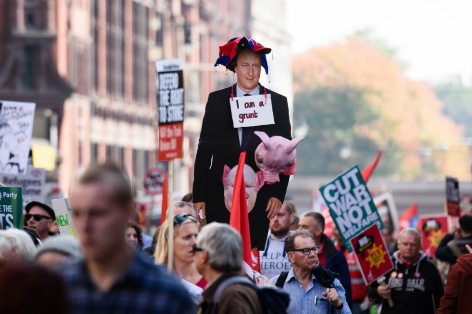 Miles de personas protestan contra David Cameron en Manchester