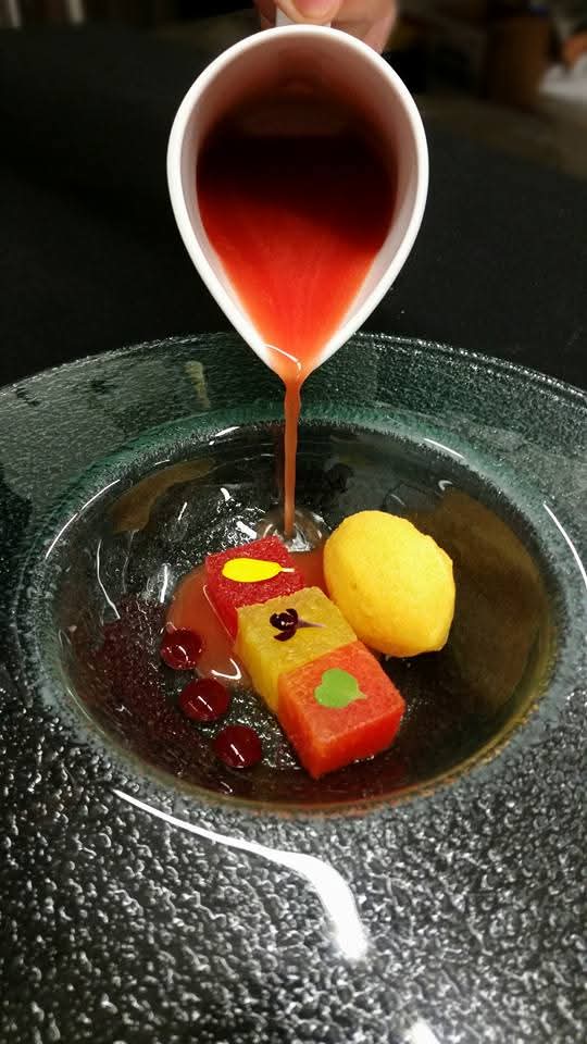 Sorbete de curuba y aguardiente con salpicón comprimido y jelly de corozo