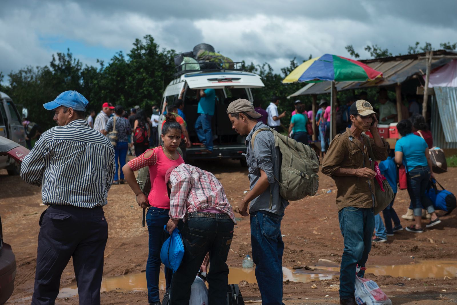 En Las Tablillas, del lado nicaragüense, los migrantes abordan microbuses o taxis privados que los trasladan por 12 kilómetros hasta llegar a la rotonda La Argentina, situada entre los poblados de La Pradera y La Culebra, donde toman los buses de una empresa privada coordinada por el gobierno de Nicaragua para trasladarlos a la frontera con Honduras.