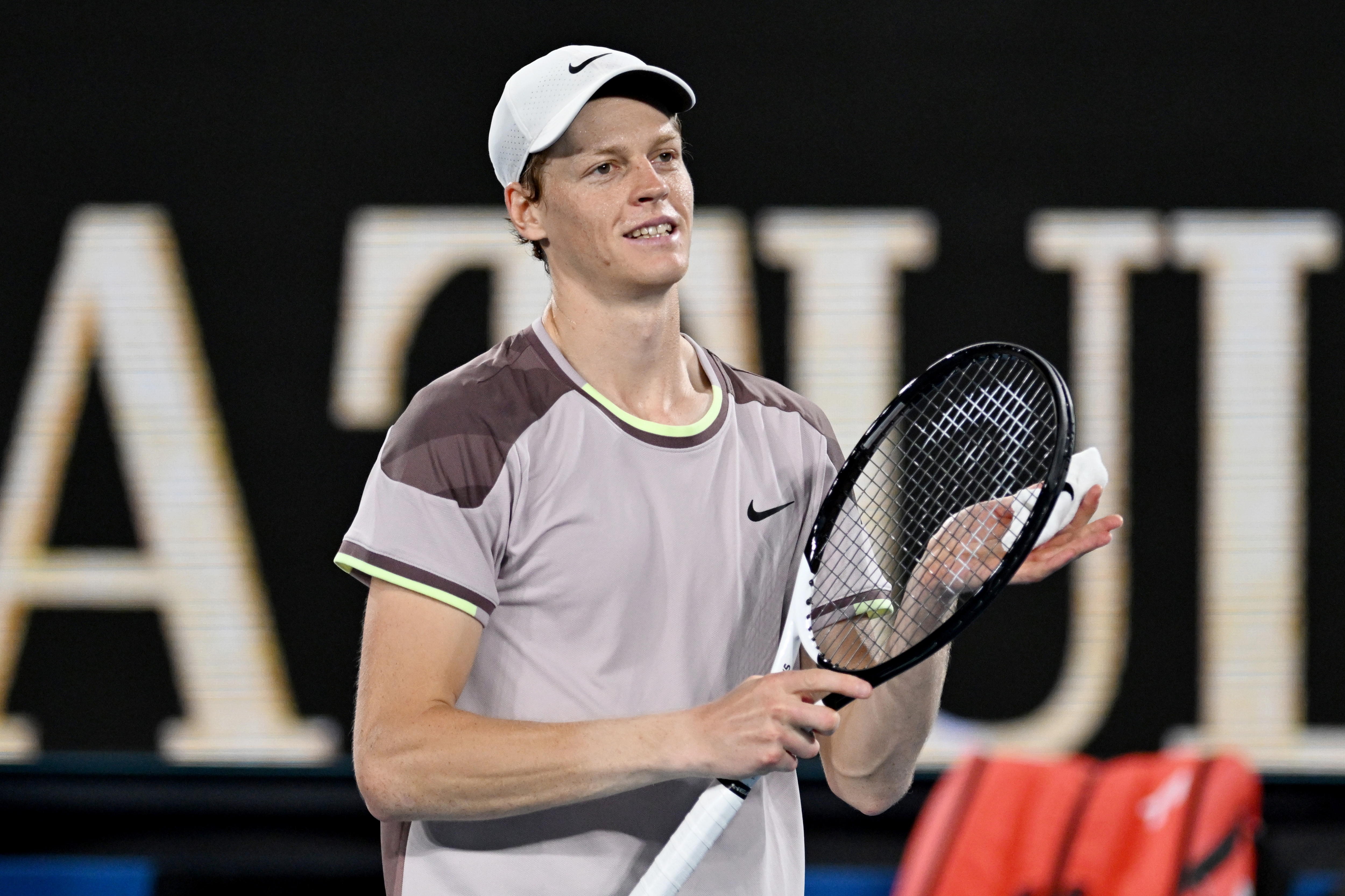 Melbourne (Australia), 17/01/2024.- Jannik Sinner of Italy celebrates match point during his round 2 win over Jesper de Jong of the Netherlands on Day 4 of the 2024 Australian Open at Melbourne Park in Melbourne, Australia, 17 January 2024. (Tenis, Italia, Países Bajos; Holanda) EFE/EPA/LUKAS COCH AUSTRALIA AND NEW ZEALAND OUT