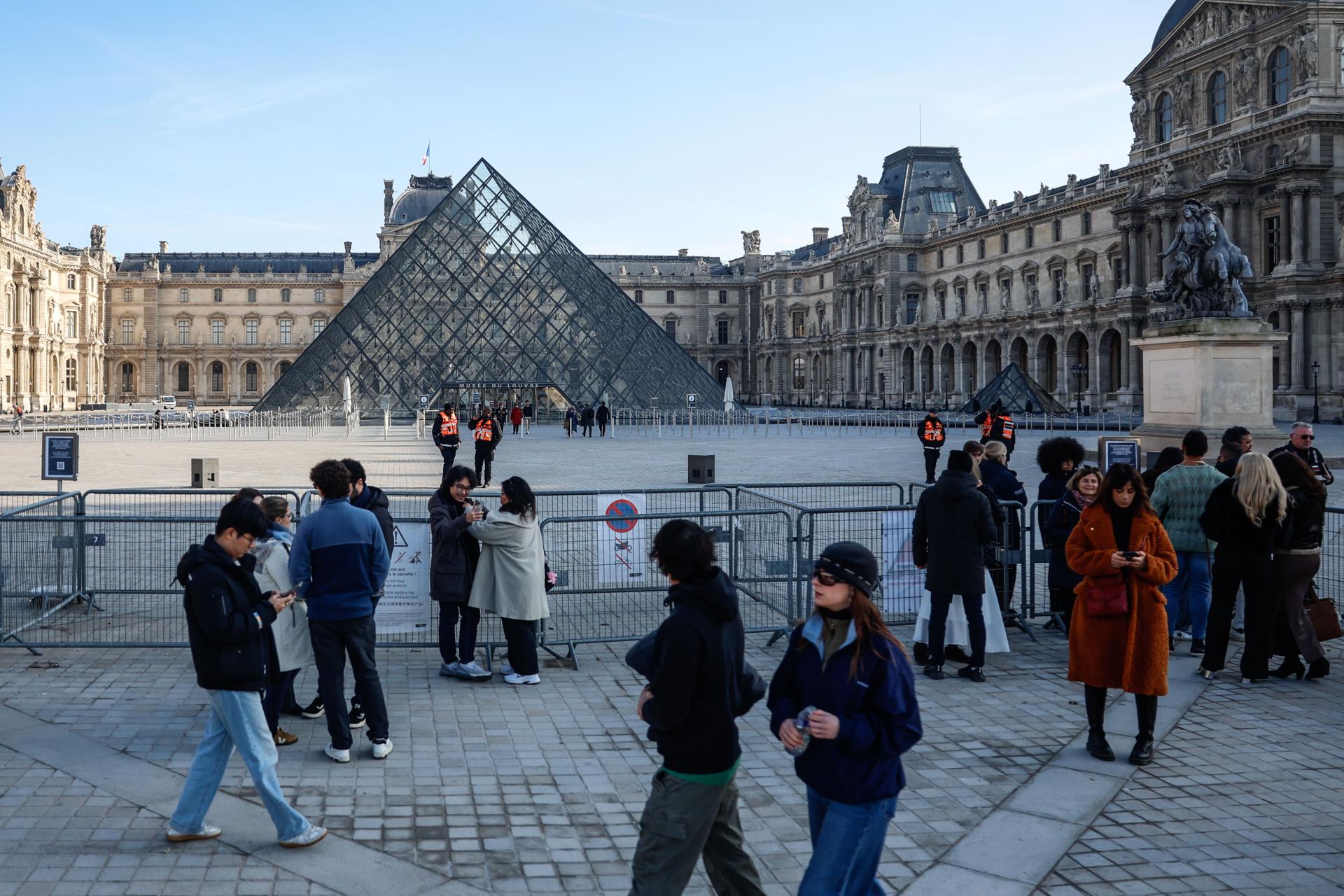 Un nuevo problema para el Louvre: cierran varias salas de la Galería Denon por fuga de agua