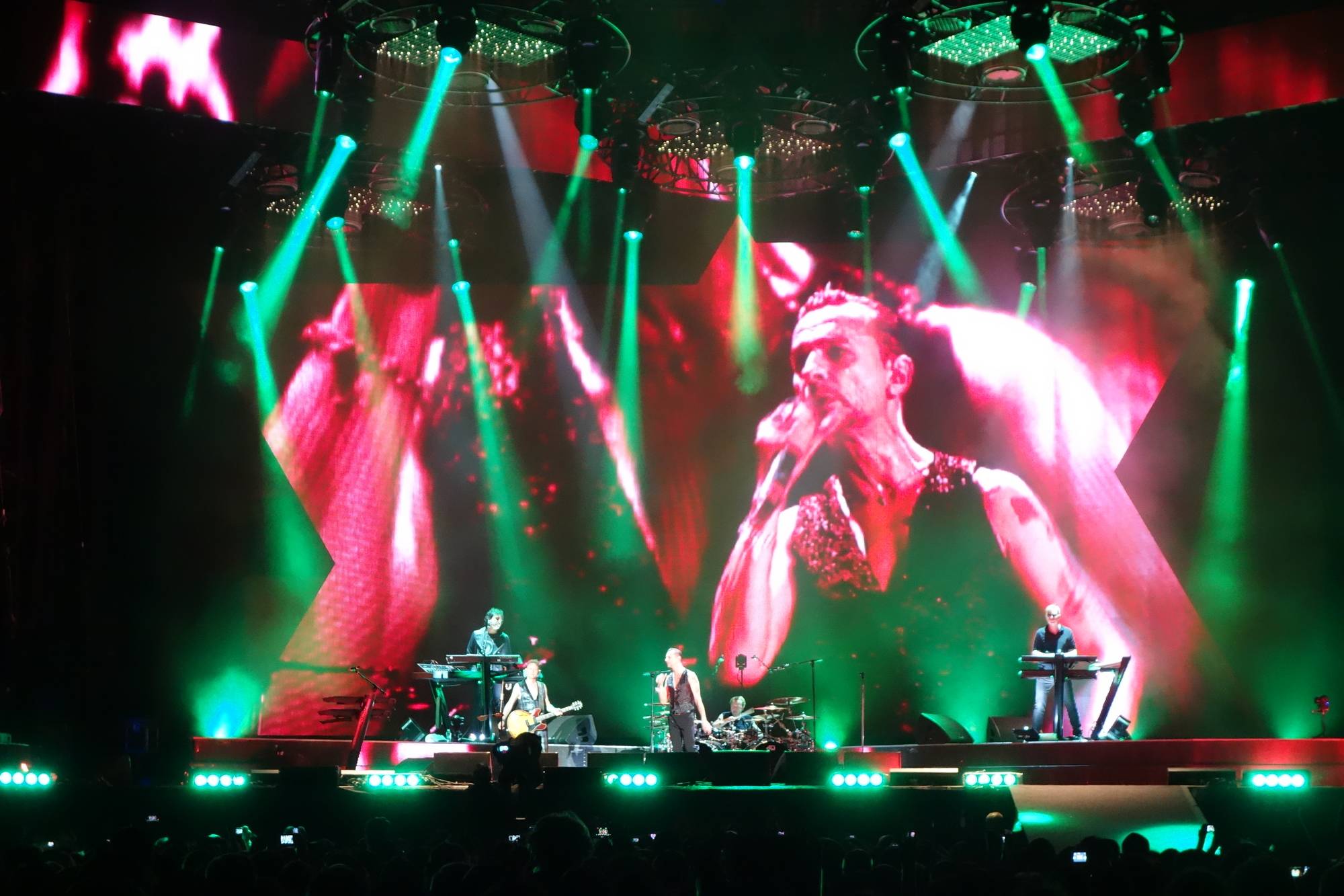 Con concierto 360°, Depeche Mode presentó su disco «Spirit»