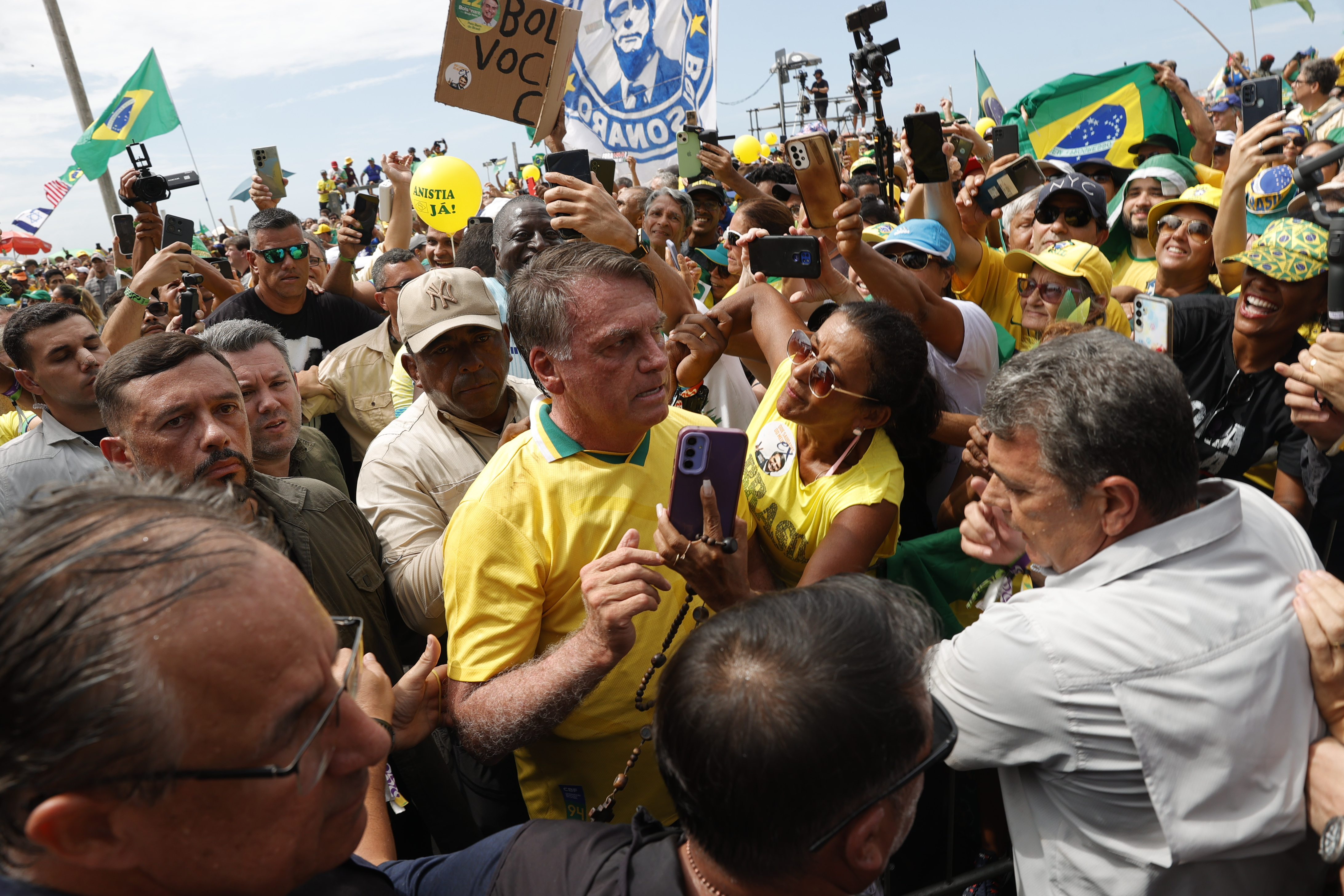 Bolsonaro, inhabilitado hasta 2030, dice que elecciones sin él son antidemocráticas