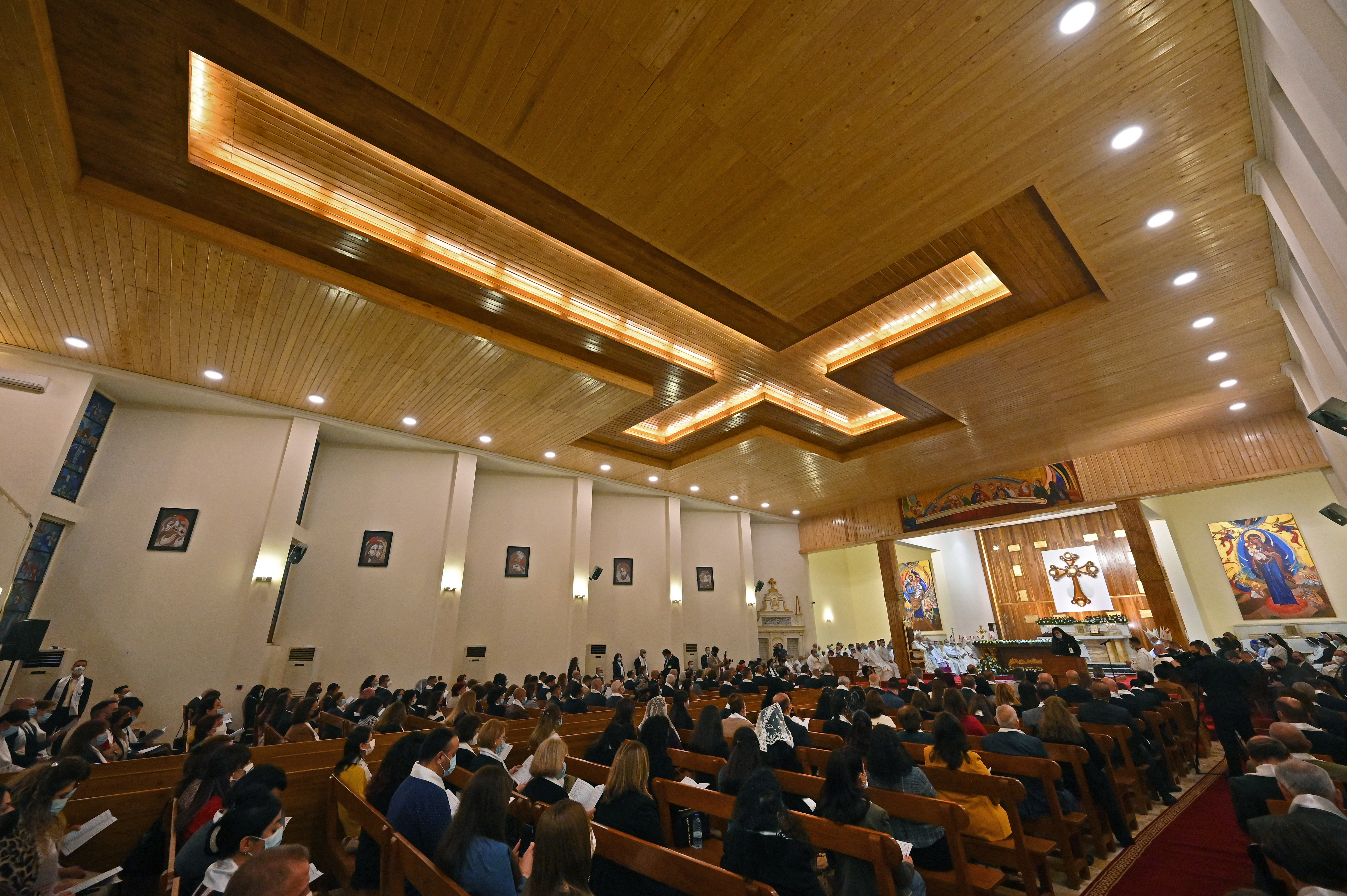 En la segunda jornada de su histórica visita a Irak, Francisco celebró su primera misa para los fieles cristianos, tan castigados en los pasados años por la persecución del grupo terrorista Estado Islámico.