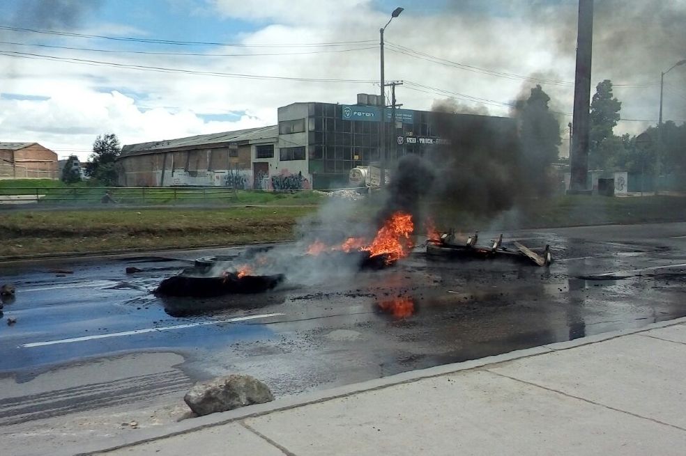 Imagen captada después de los enfrentamientos entre los camioneros y el Esmad, a la altura de la calle 13, sobre el canal San Francisco. / Cortesía Distrito