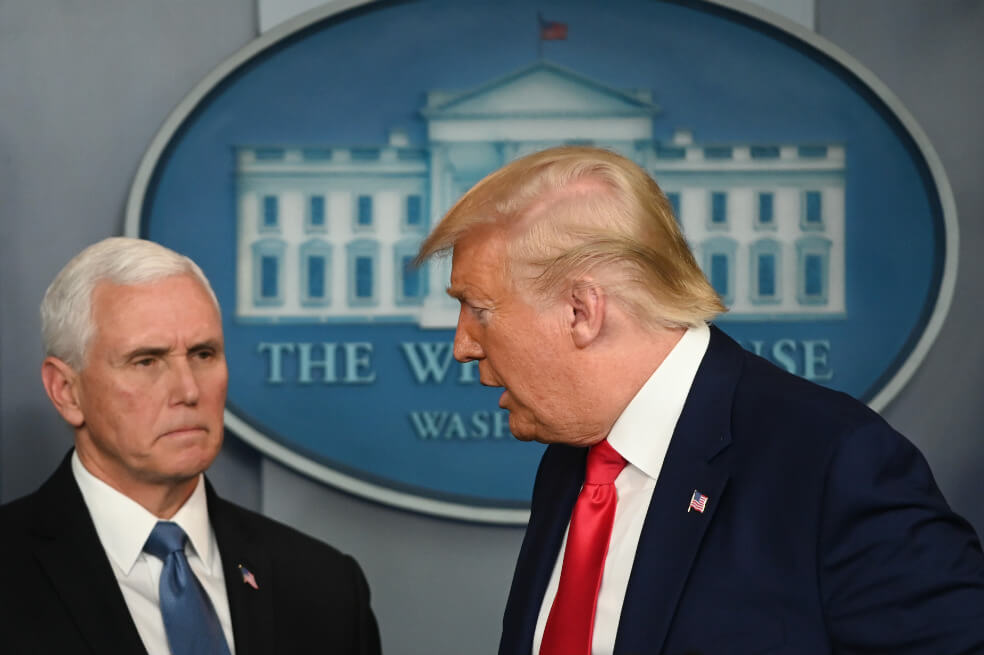 Primera muerte por coronavirus en EE. UU. da paso a pelea entre Trump y los demócratas