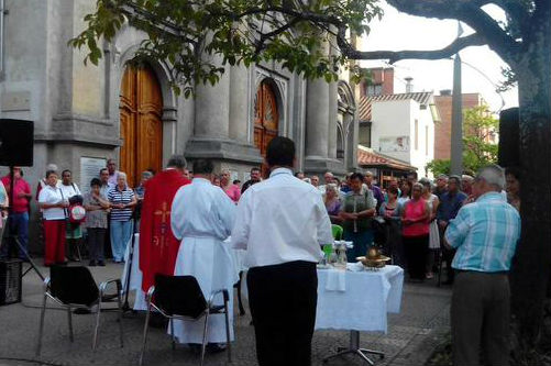 Comunidad se toma iglesia para evitar desalojo en Medellín