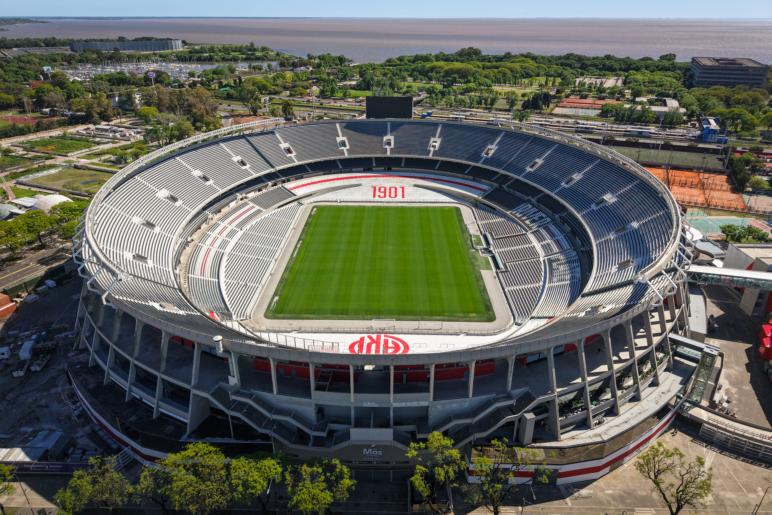 Cómo dormir gratis en el estadio Monumental de Buenos Aires y patear penales con Montiel. Airbnb, turismo en Argentina.
