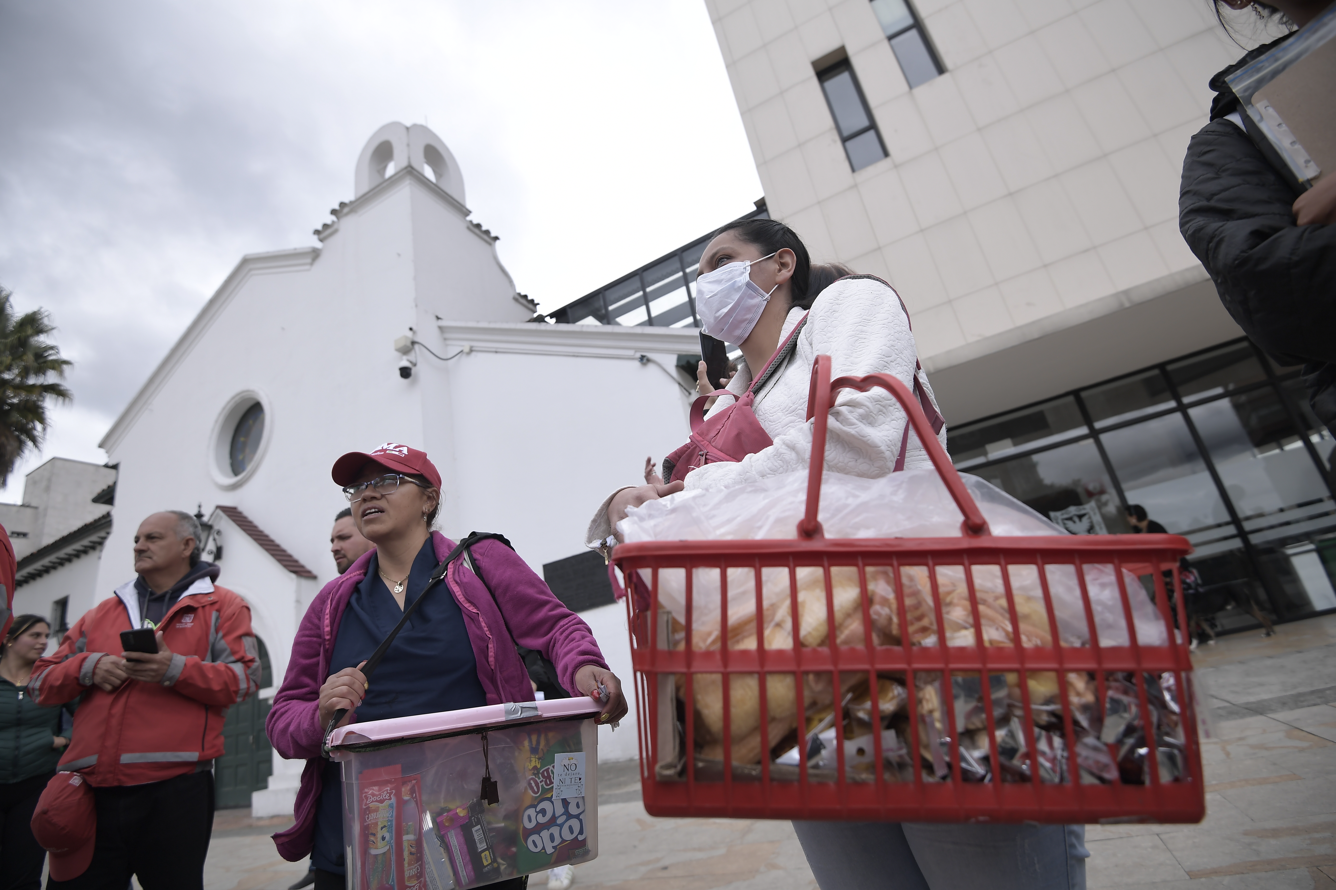 Centenares de vendedores informales de Transmilenio se congregaron frente al Concejo de Bogotá, en protesta por el Artículo 181 del Plan Distrital de Desarrollo, el cual, dicen los vendedores, "criminaliza nuestro trabajo". Se espera una mesa de diálogo este viernes 7 de junio. De no haber resultados favorables para el gremio, bloquearán las troncales de Transmilenio la próxima semana.