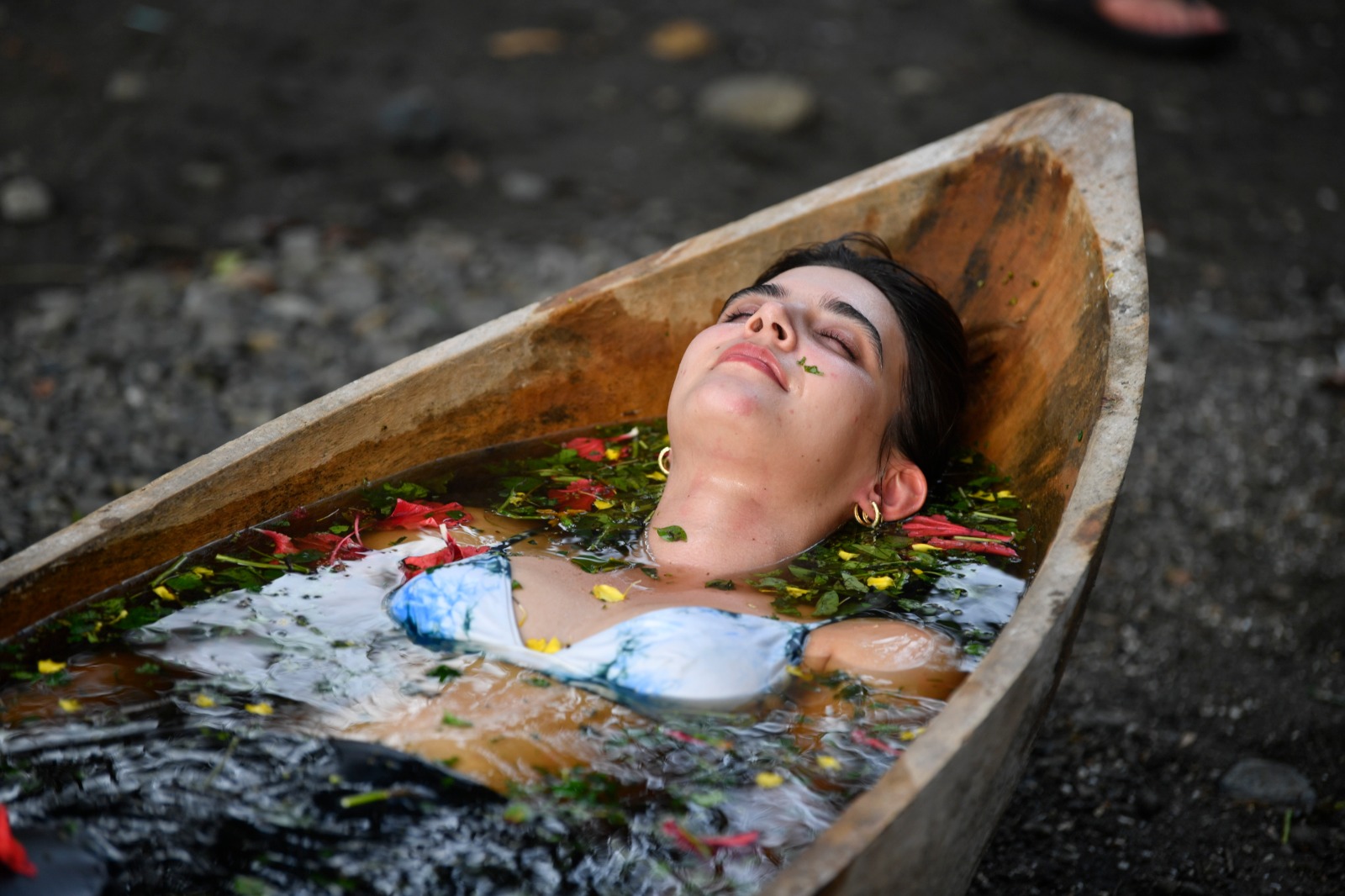 Otro plan imperdible en Coquí es bañarse en hierbas endémicas de la zona para relajarse y curar su mente y alma. Un volver a empezar lleno de paz.