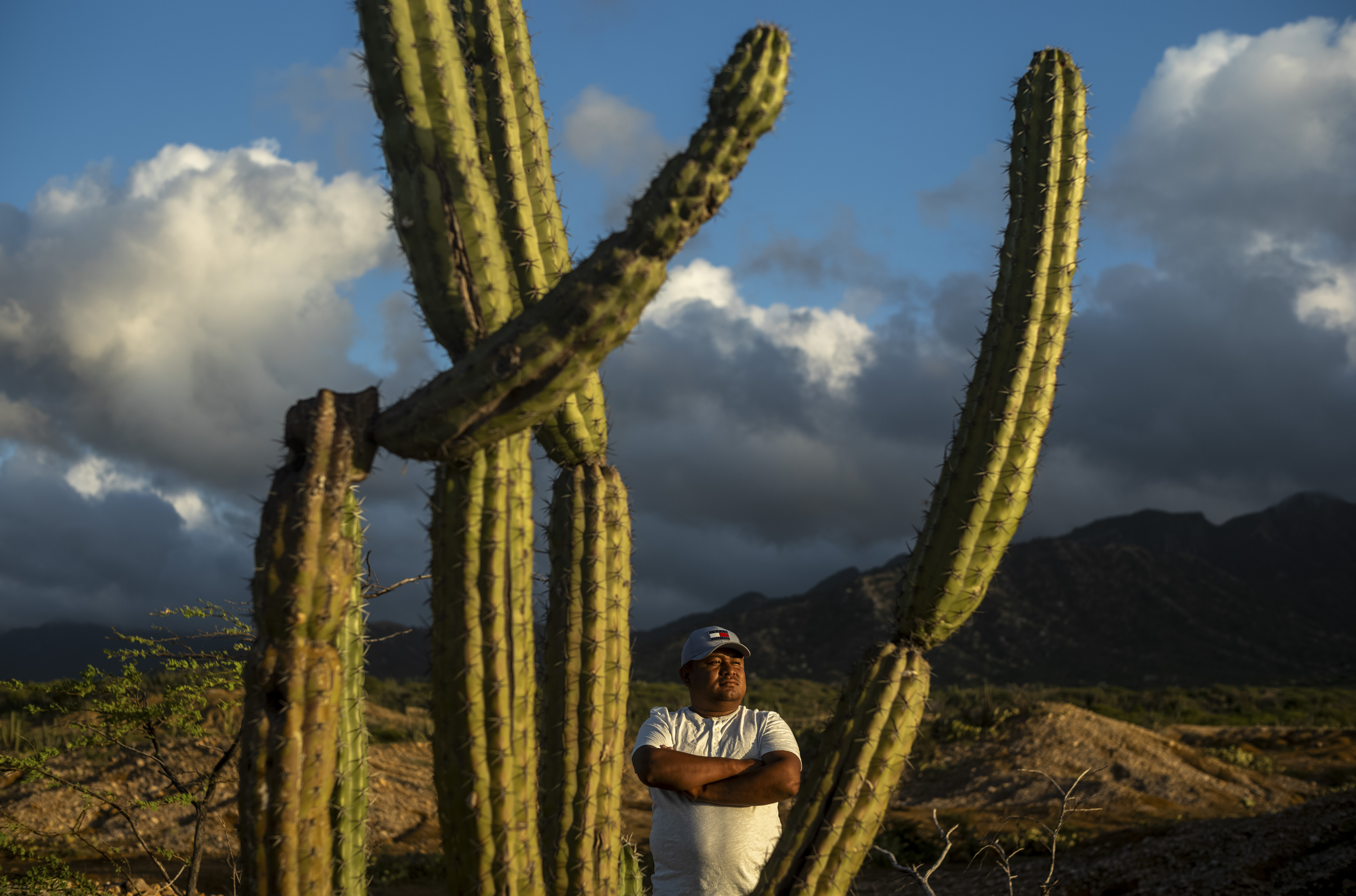 Aristótele Palmar García, inspector de policía wayuu, afirmó haber participado en el entierro de los dos cuerpos que aparecieron en la playa de Puerto López, Colombia, el 22 de diciembre de 2025. La embarcación y los restos chamuscados en la playa parecen ser la primera evidencia física de la campaña estadounidense contra los llamados "narcoterroristas".