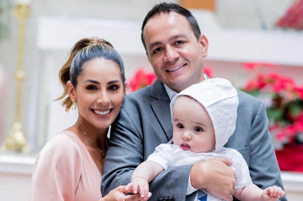 La presentadora Carolina Soto y su esposo fueron una de las parejas que Carolina Cruz y Lincoln Palomeque escogieron para que fueran padrinos de su hijo. “Un día tan mágico para ti Salvador, felices de acompañarte de la mano en tu camino”, escribió Soto en una publicación de Instagram.