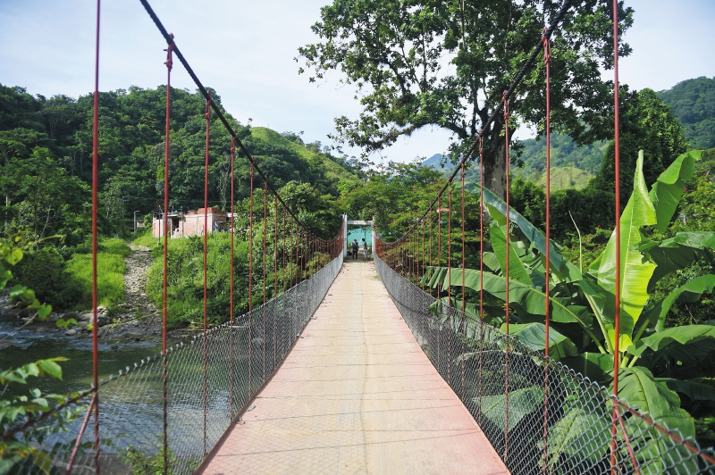  Puente construido mediante un proyecto tripartito en el corregimiento de Las Mercedes, municipio de Sardinata (Norte de Santander). / Gustavo Torrijos