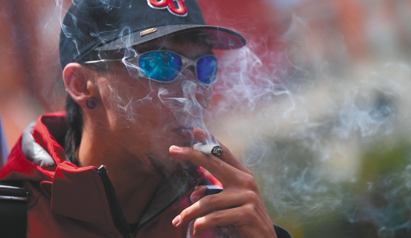 Consumidor de marihuana en espacio público.