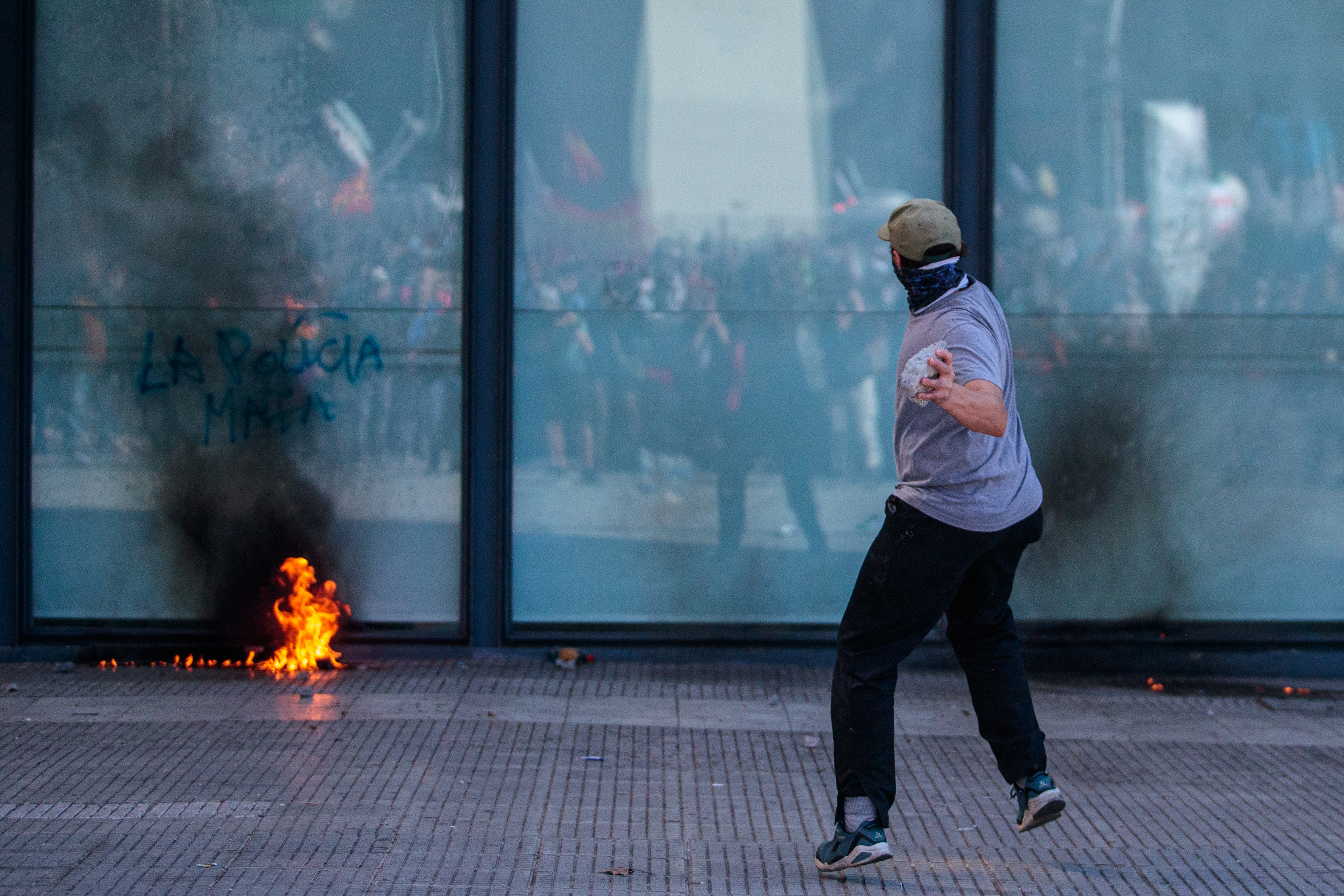 AME9918. BUENOS AIRES (ARGENTINA), 11/08/2023.- Manifestantes vandalizan hoy una estación de policía durante una protesta para exigir justicia por la muerte en un operativo de Facundo Molares Schoenfeld, fotoperiodista argentino y exintegrante de la guerrilla colombiana de las FARC, en el Obelisco en Buenos Aires (Argentina). Molares fue detenido junto a otros compañeros mientras se manifestaba contra la "farsa electoral", en el marco de los comicios que se celebrarán en Argentina este domingo. En los videos difundidos tras la protesta, puede verse al fallecido con la cara contra el suelo, detenido por un agente de policía, mientras otros manifestantes insisten en que "está morado" para que le den la vuelta y, ante la situación, empiezan a pedir "una ambulancia". EFE/ Luciano González