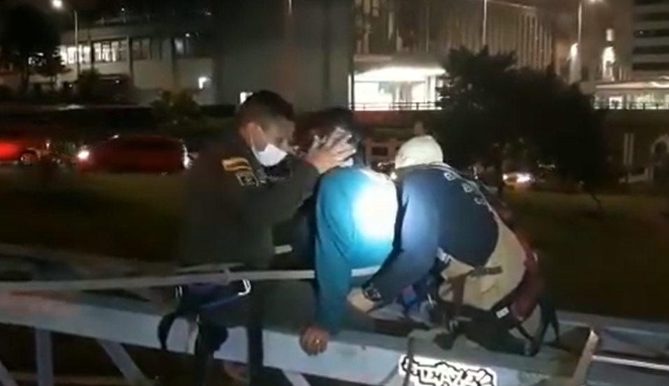 Patrullero rescató a mujer que pretendía lanzarse de un puente, en el centro de Bogotá