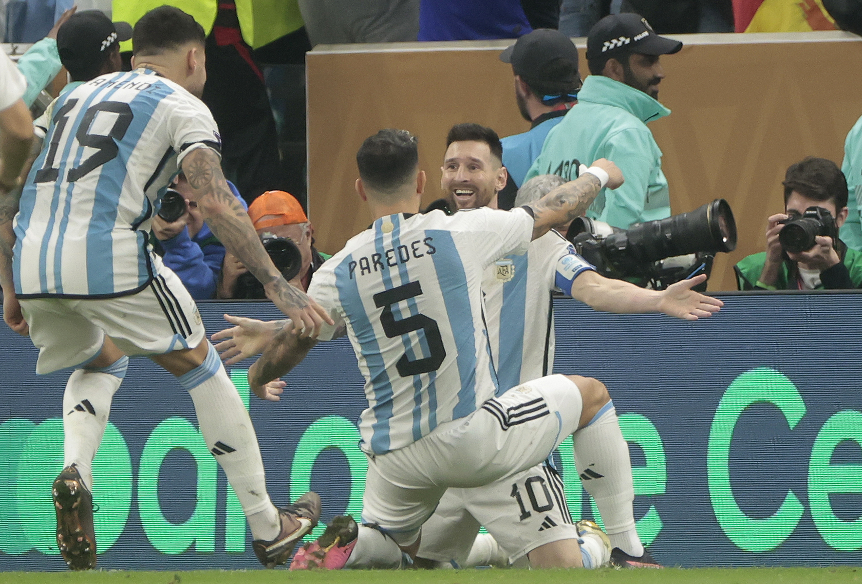 GR7042. LUSAIL (CATAR), 18/12/2022.- Lionel Messi de Argentina celebra un gol hoy, en la final del Mundial de Fútbol Qatar 2022 entre Argentina y Francia en el estadio de Lusail (Catar). EFE/ Juan Ignacio Roncoroni