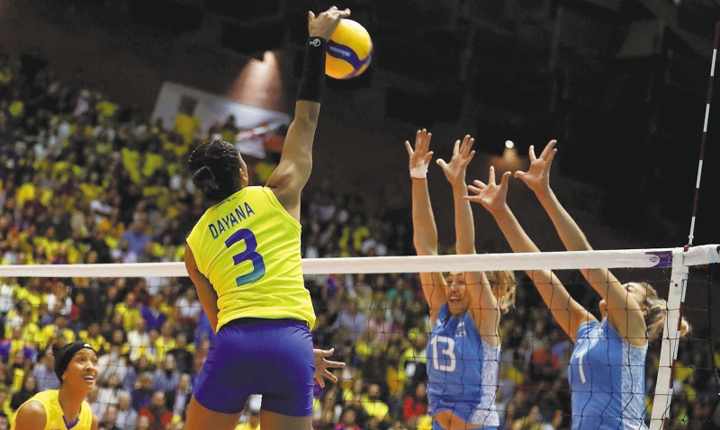 Dayana Segovia, jugadora de la selección de Colombia, rematando el balón en un partido contra Argentina realizado en Bogotá.  / EFE