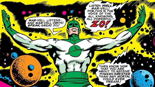 Durante el tiempo que pasó en nuestro planeta, el personaje asumió el nombre de Lawson, estableció una relación con Carol Danvers y actuó como superhéroe hasta su sorprendente muerte. Además, en los cómics Mar-Vell es un hombre, mientras que en la película es una mujer, a quien da vida Annette Bening.