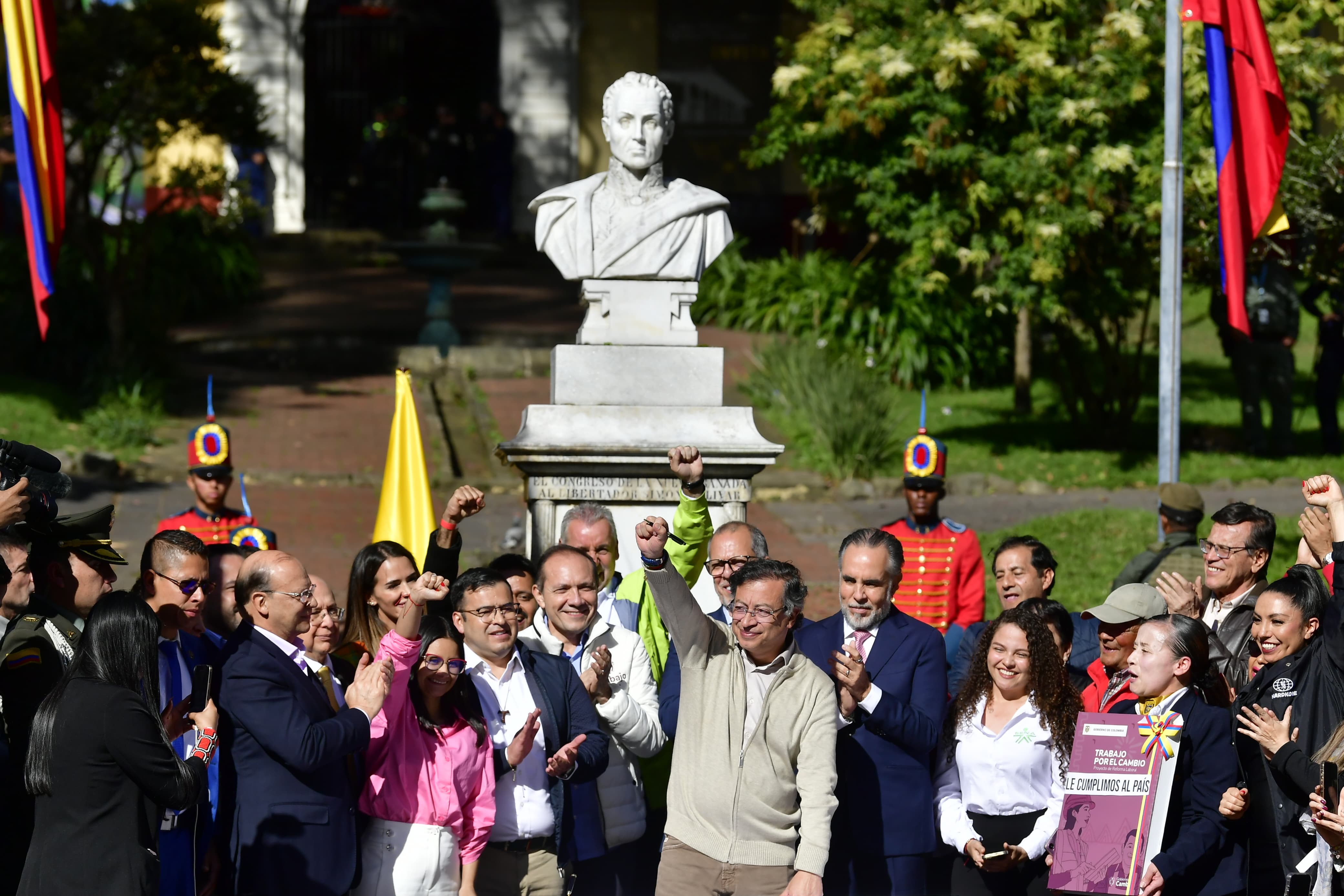 “No se puede”: Petro tras sancionar la reforma laboral ante gritos de “reelección”