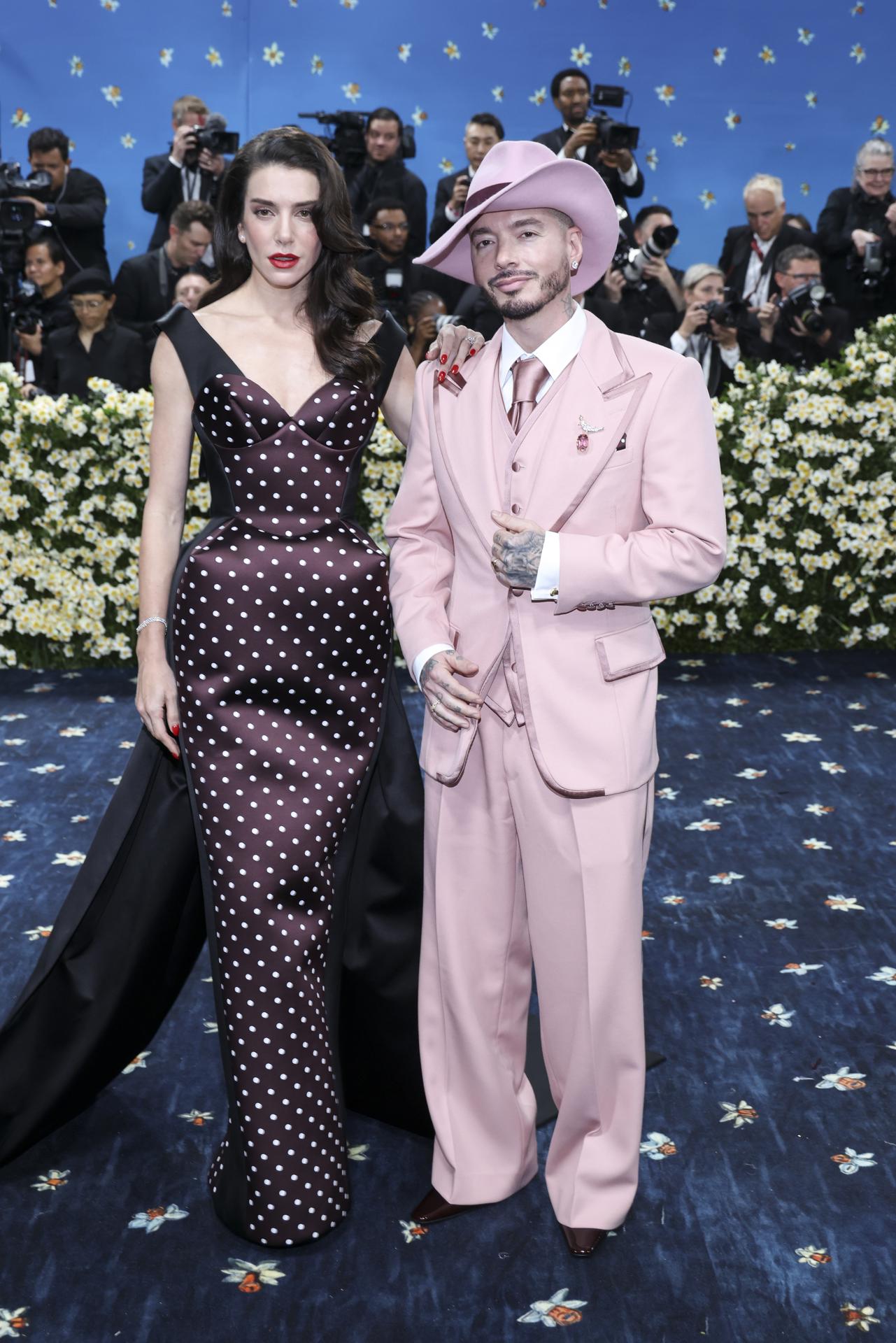 NEW YORK (United States), 05/05/2025.- Valentina Ferrer (L) and J Balvin (R) pose on the red carpet for the 2025 Met Gala, the annual benefit for the Metropolitan Museum of Art's Costume Institute, in New York, New York, USA, 05 May 2025. The event coincides with the Met Costume Institute's spring 2025 exhibition ‘Superfine: Tailoring Black Style’ which will be on view from 10 May 2025 through 26 October 2025. (Nueva York) EFE/EPA/JUSTIN LANE