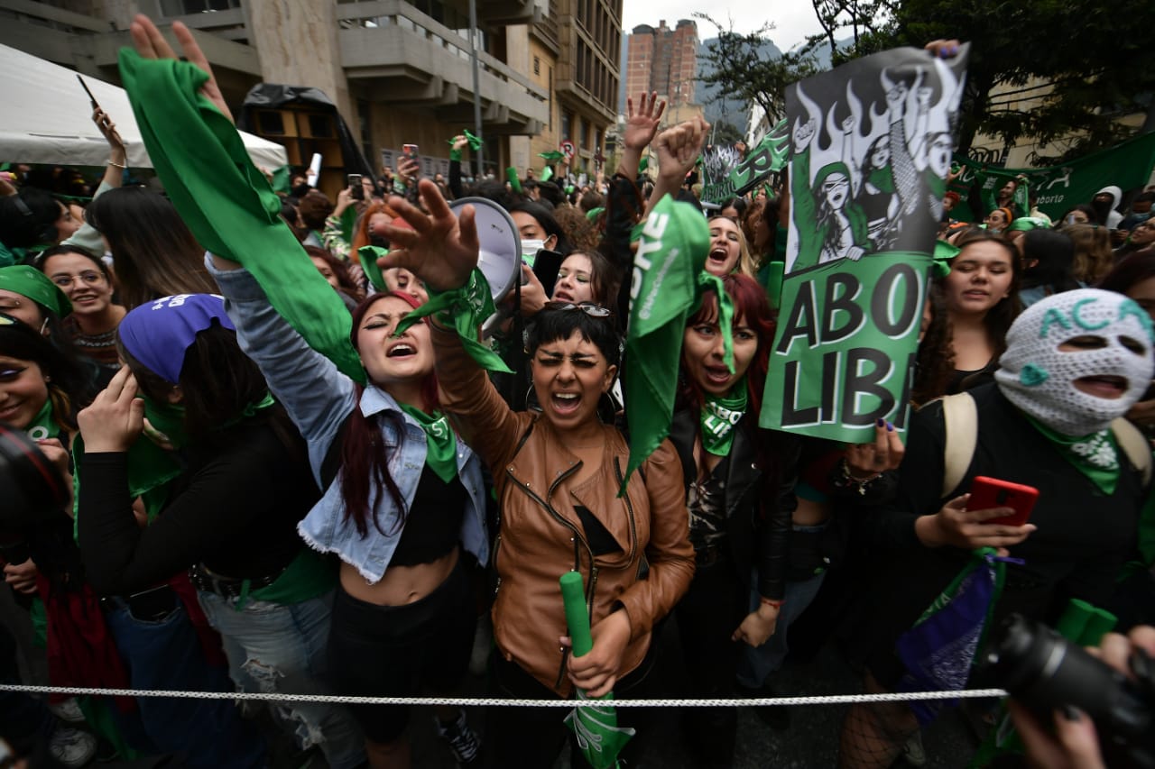 La iniciativa contó con el apoyo de cinco magistrados: José Fernando Reyes Cuartas, Rojas Ríos, Lizarazo, el conjuez Julio Andrés Ossa y la única mujer que votó a favor la magistrada Diana Fajardo.