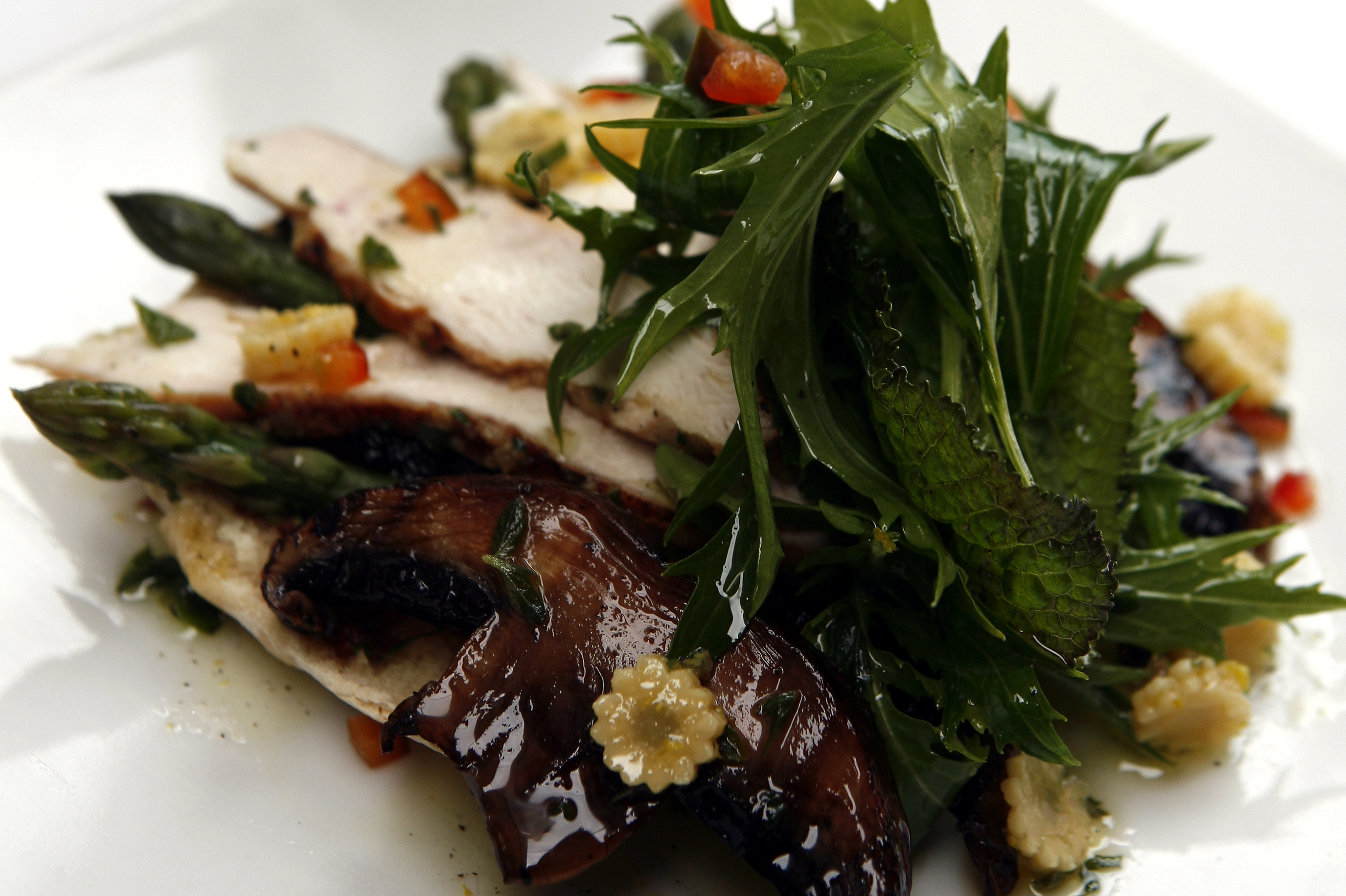 Ensalada de pollo con tomate horneado en vinagre balsámico y champiñón portobello